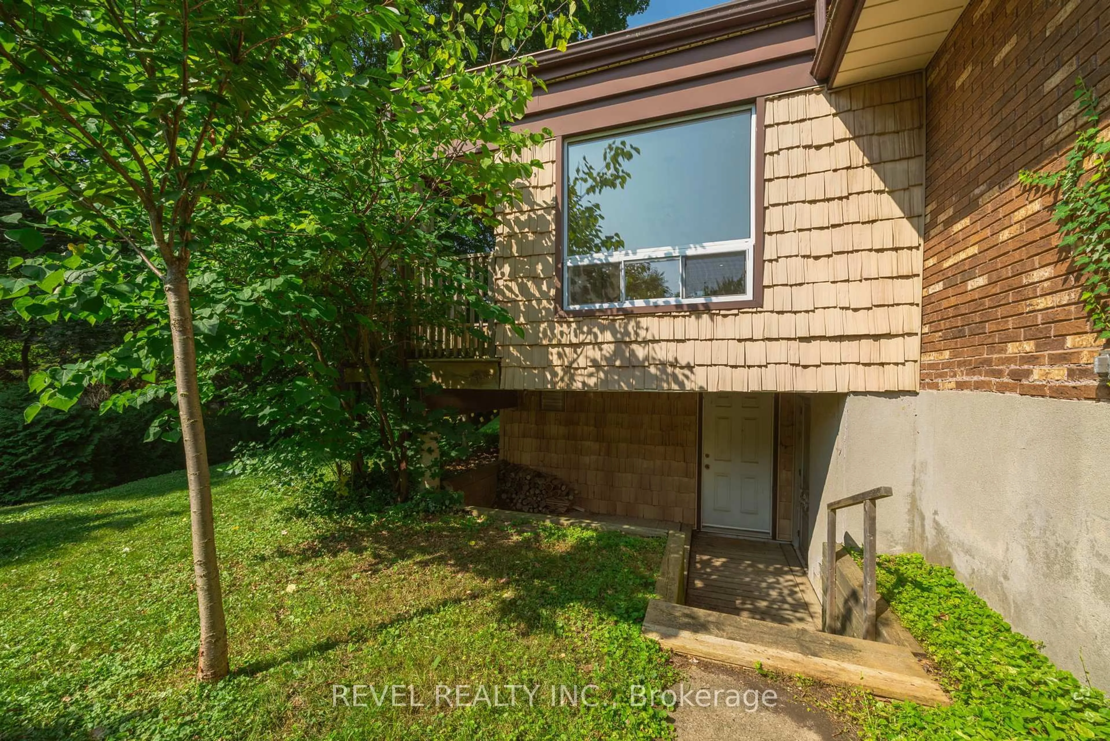Unknown for 840 Clearview Ave, London North Ontario N6H 2N2