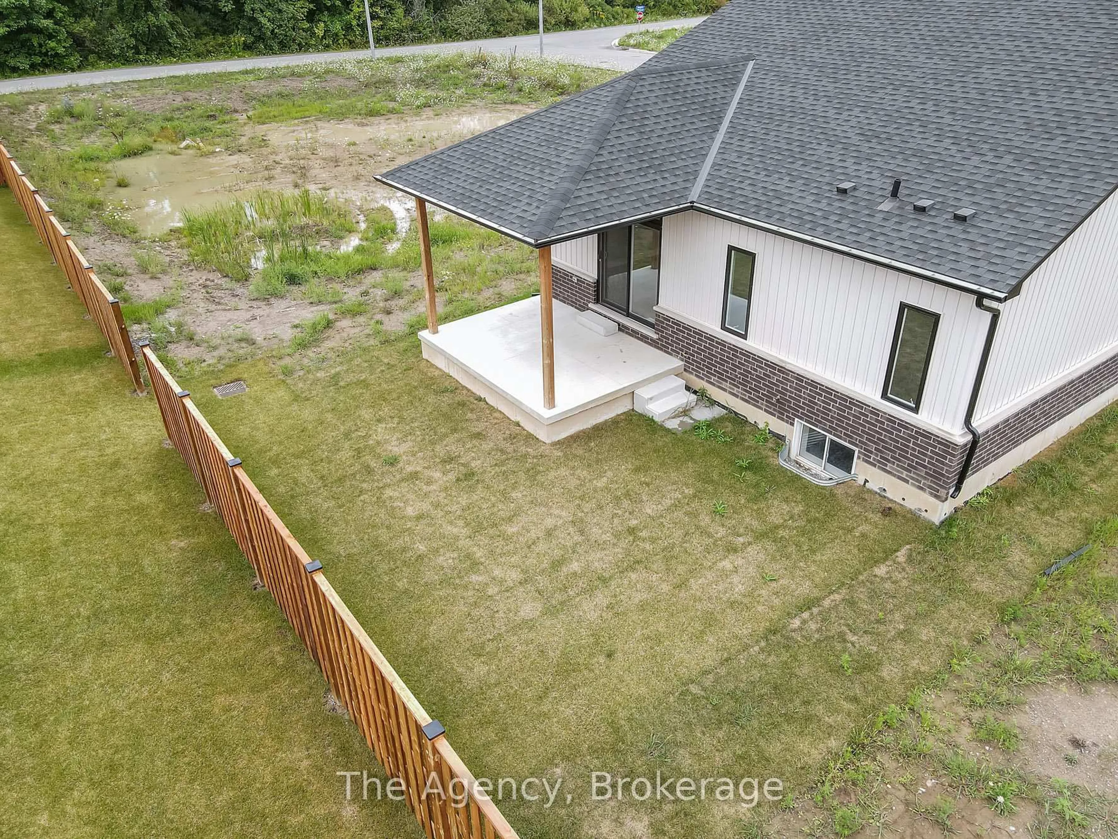 A pic from outside/outdoor area/front of a property/back of a property/a pic from drone, building for 211 Sycamore St, Welland Ontario L3C 0J8