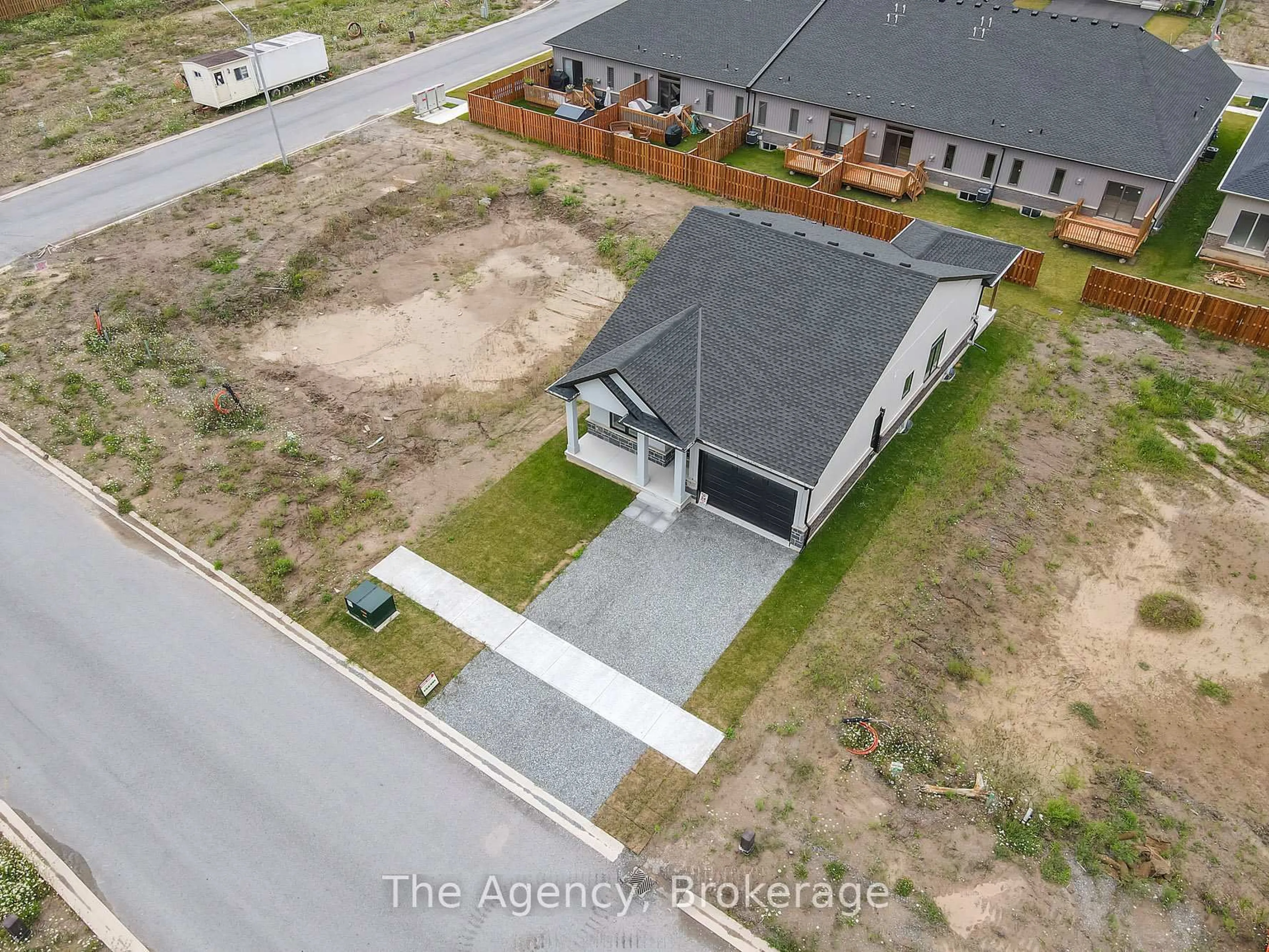 A pic from outside/outdoor area/front of a property/back of a property/a pic from drone, street for 211 Sycamore St, Welland Ontario L3C 0J8