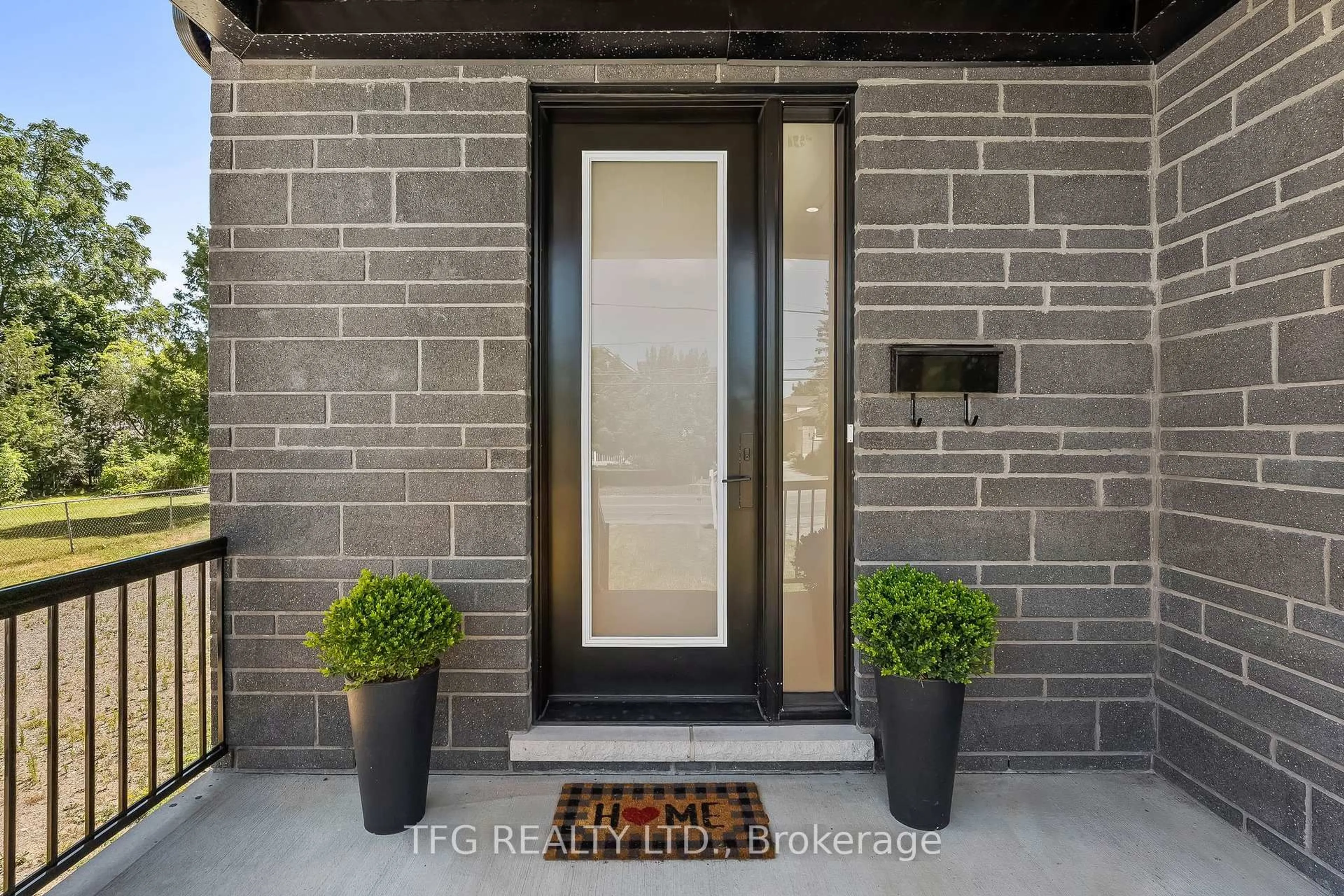 Indoor entryway for 678 Otonabee Dr, Peterborough South Ontario K9J 7P9