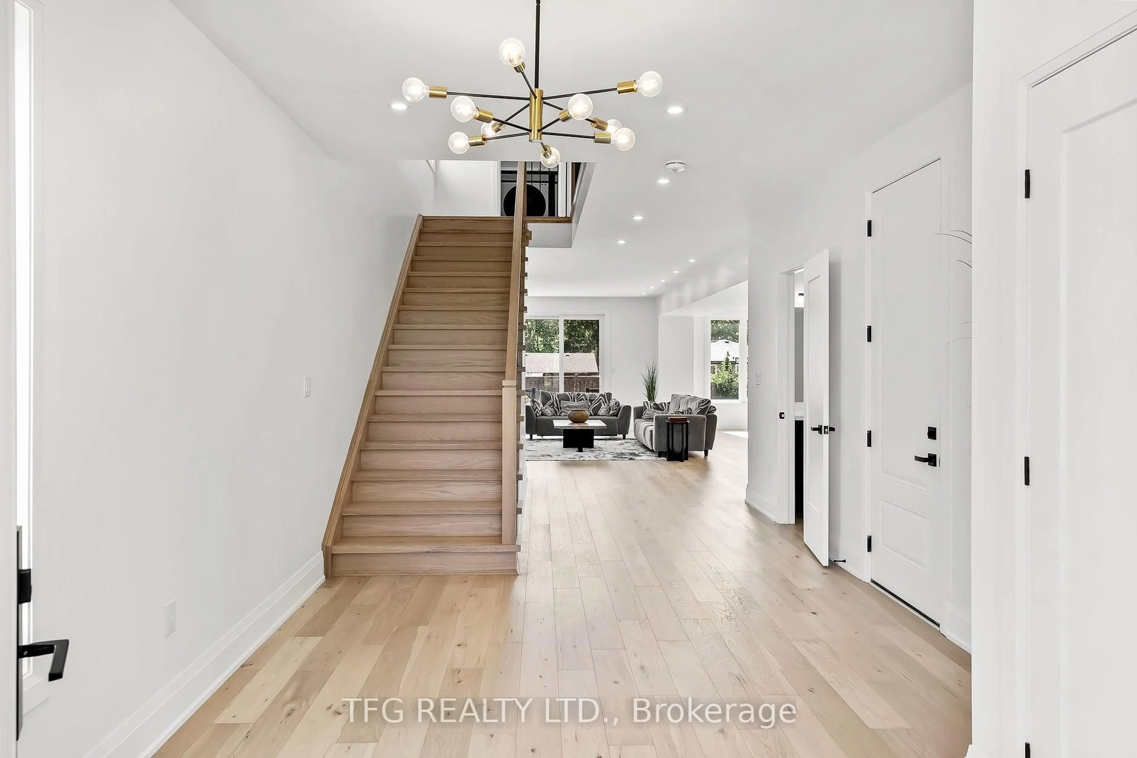 Indoor entryway for 678 Otonabee Dr, Peterborough South Ontario K9J 7P9