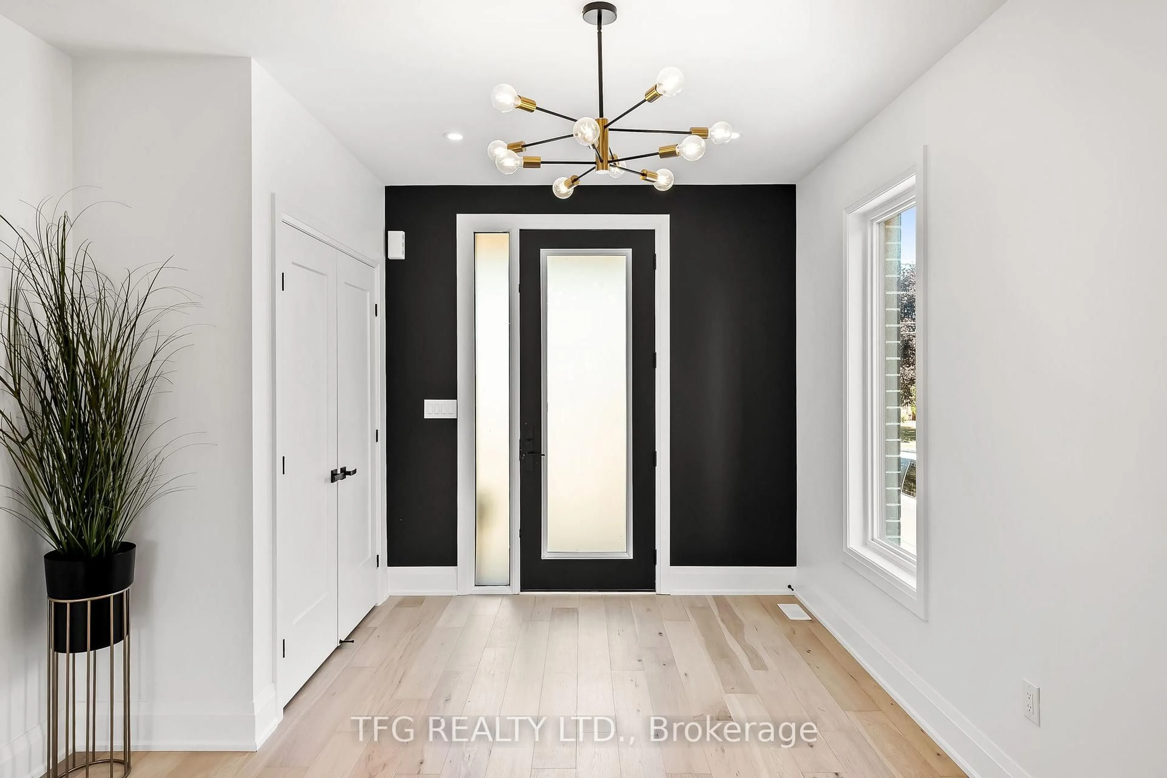 Indoor entryway for 678 Otonabee Dr, Peterborough South Ontario K9J 7P9