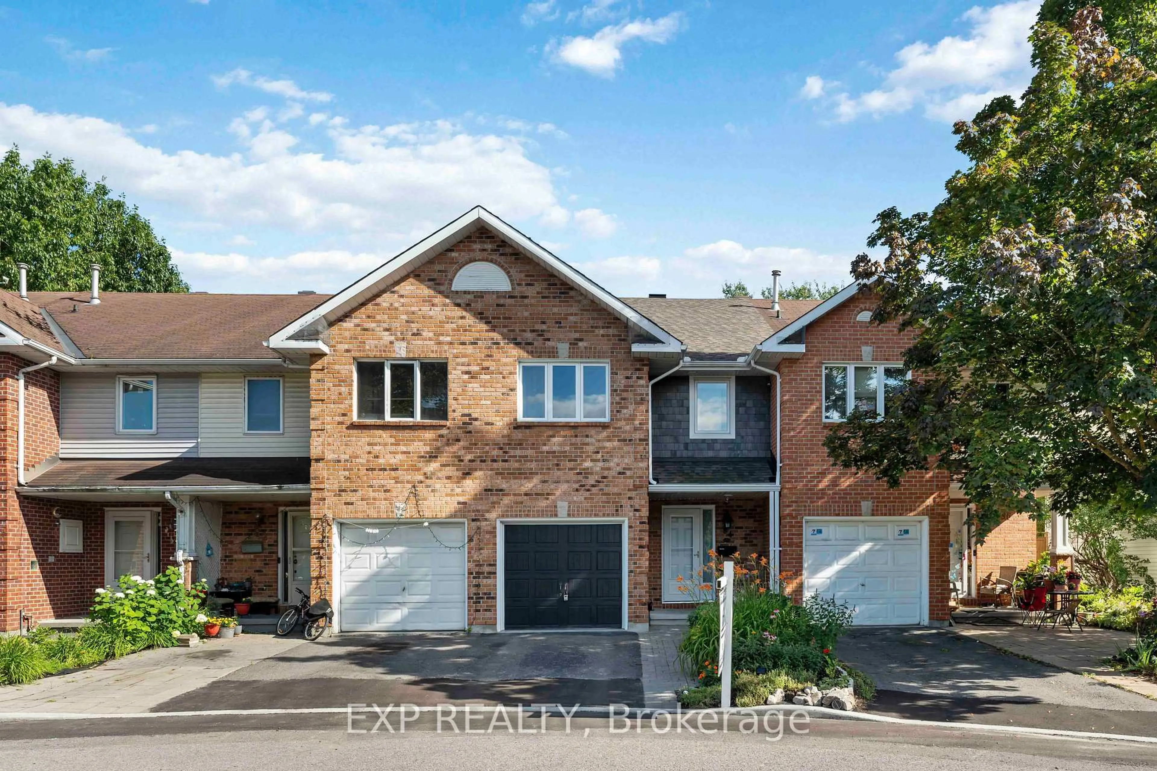 A pic from outside/outdoor area/front of a property/back of a property/a pic from drone, street for 84 Royal Oak Crt, Ottawa Ontario K1T 3P1