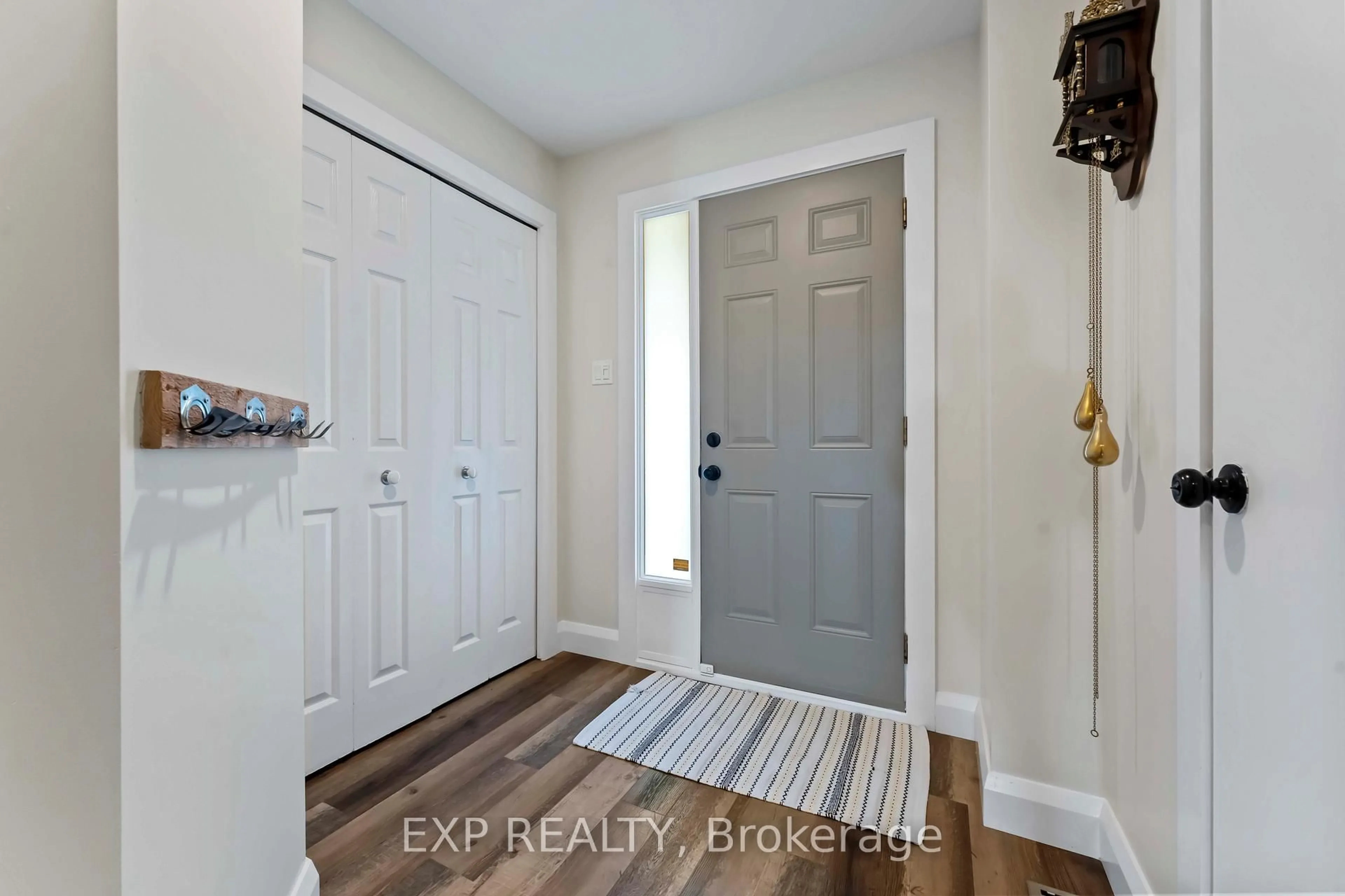 Indoor entryway for 84 Royal Oak Crt, Ottawa Ontario K1T 3P1