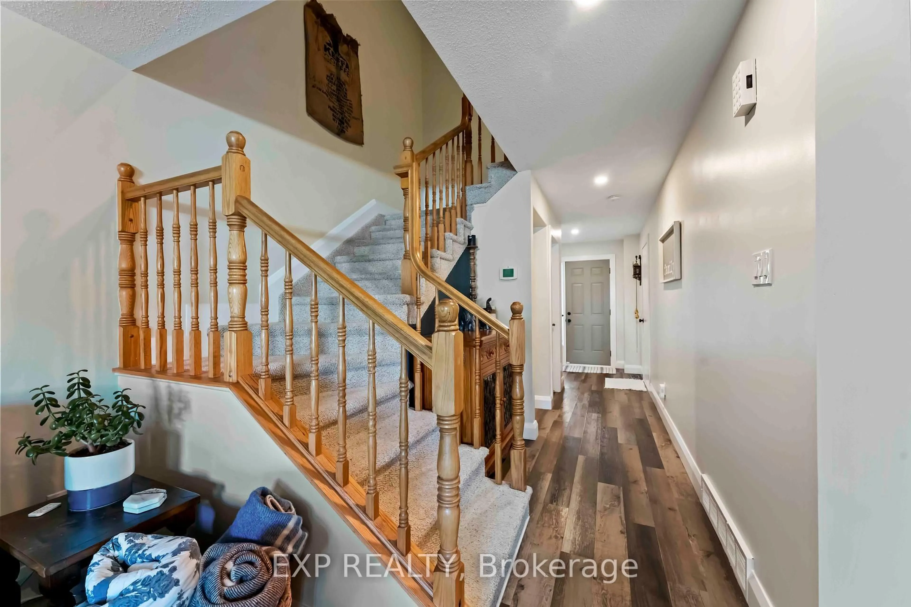 Indoor entryway for 84 Royal Oak Crt, Ottawa Ontario K1T 3P1