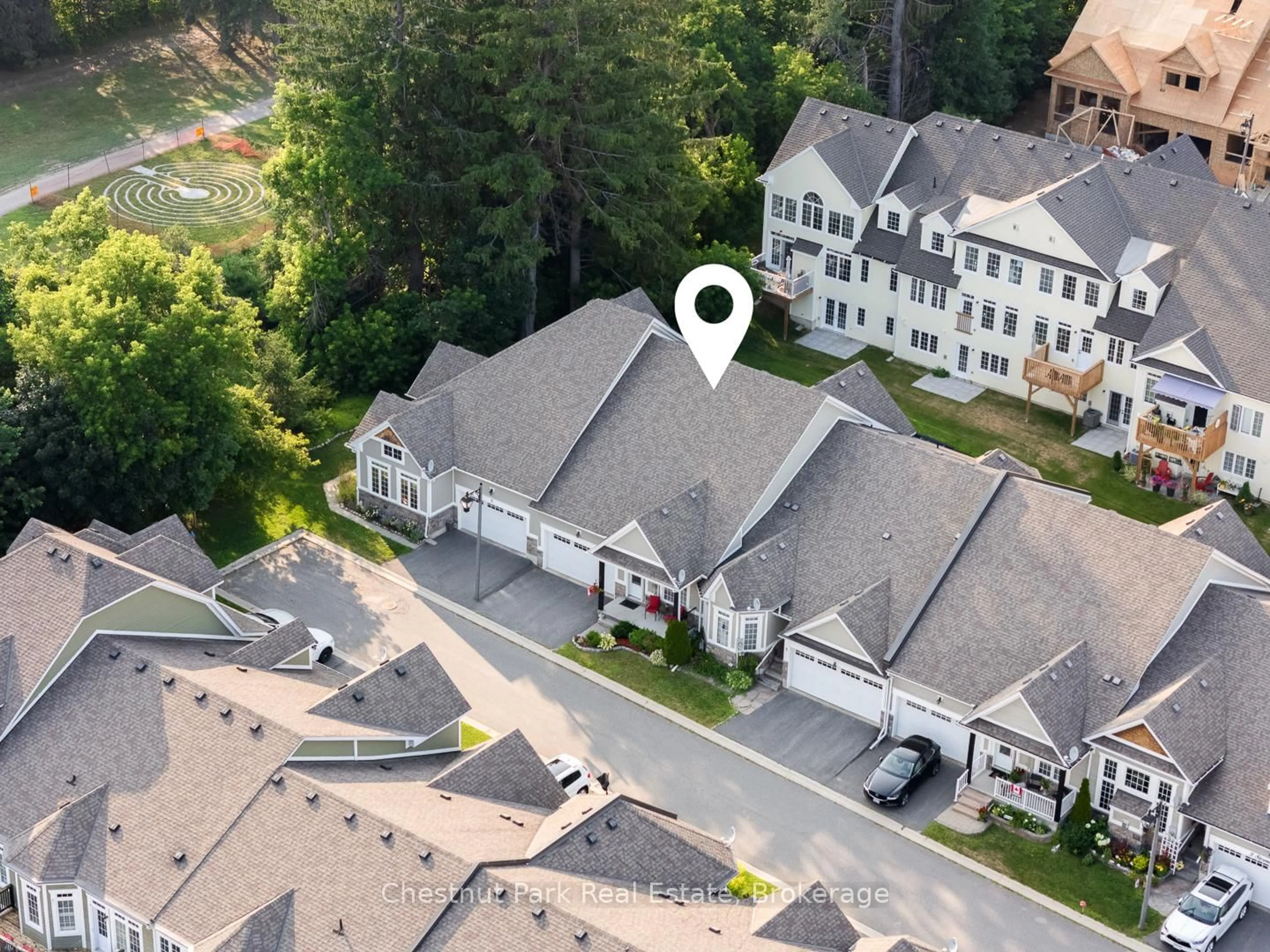A pic from outside/outdoor area/front of a property/back of a property/a pic from drone, unknown for 9 Stormont Crt, Bracebridge Ontario P1L 0B7