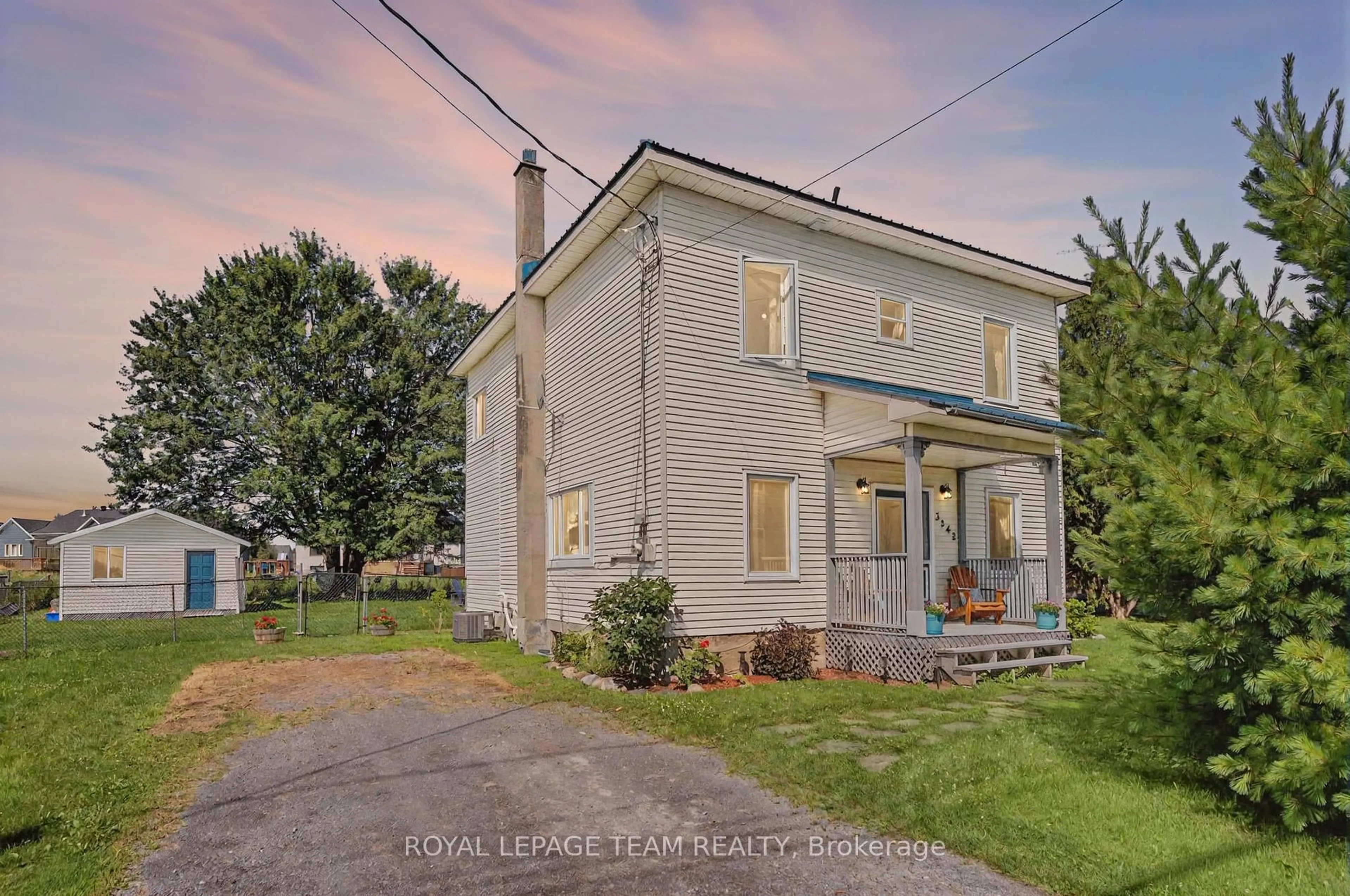 A pic from outside/outdoor area/front of a property/back of a property/a pic from drone, building for 3242 Gendron Rd, Clarence-Rockland Ontario K0A 2A0
