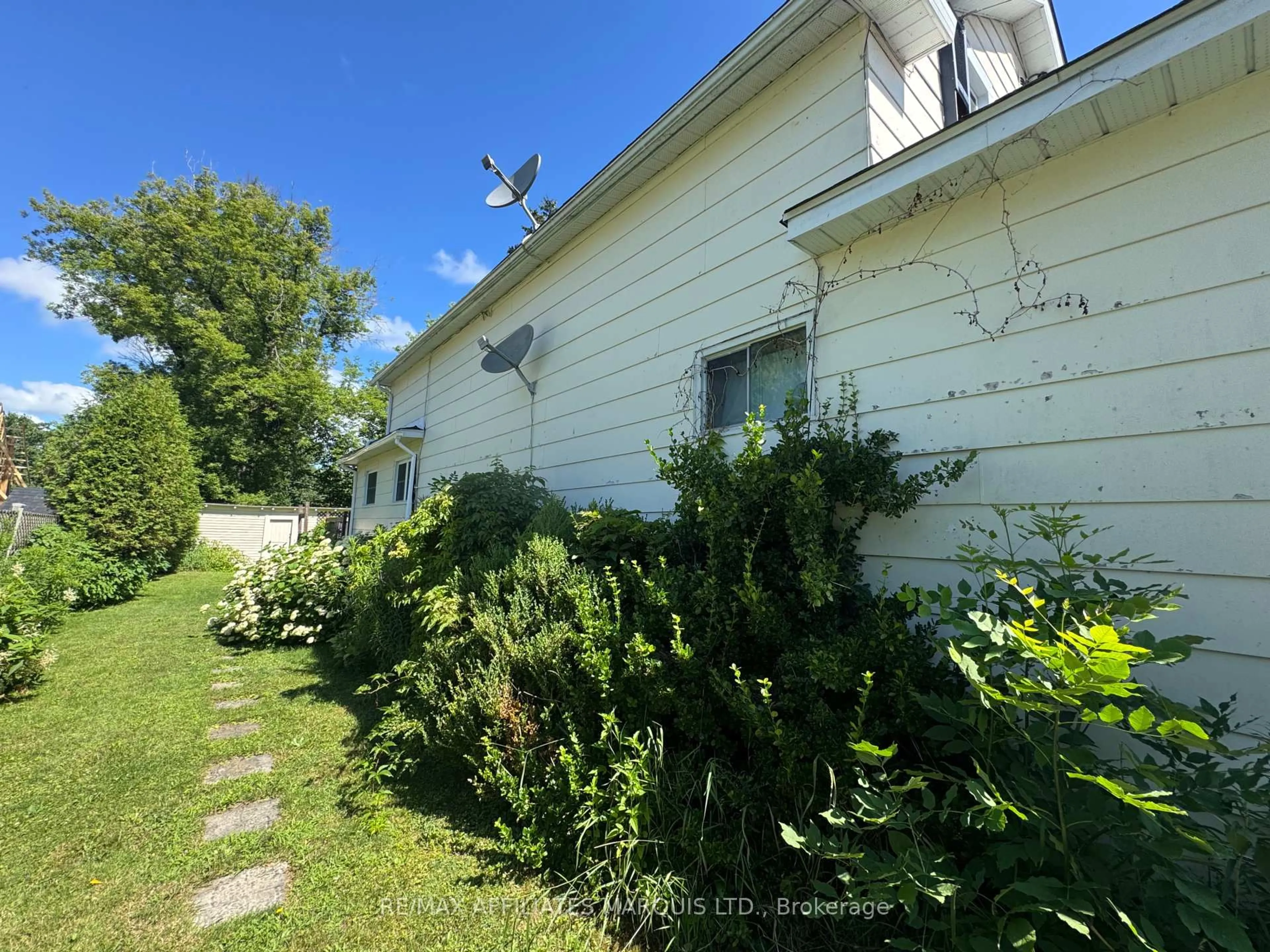 A pic from outside/outdoor area/front of a property/back of a property/a pic from drone, street for 25 Oak St, South Glengarry Ontario K0C 1N0