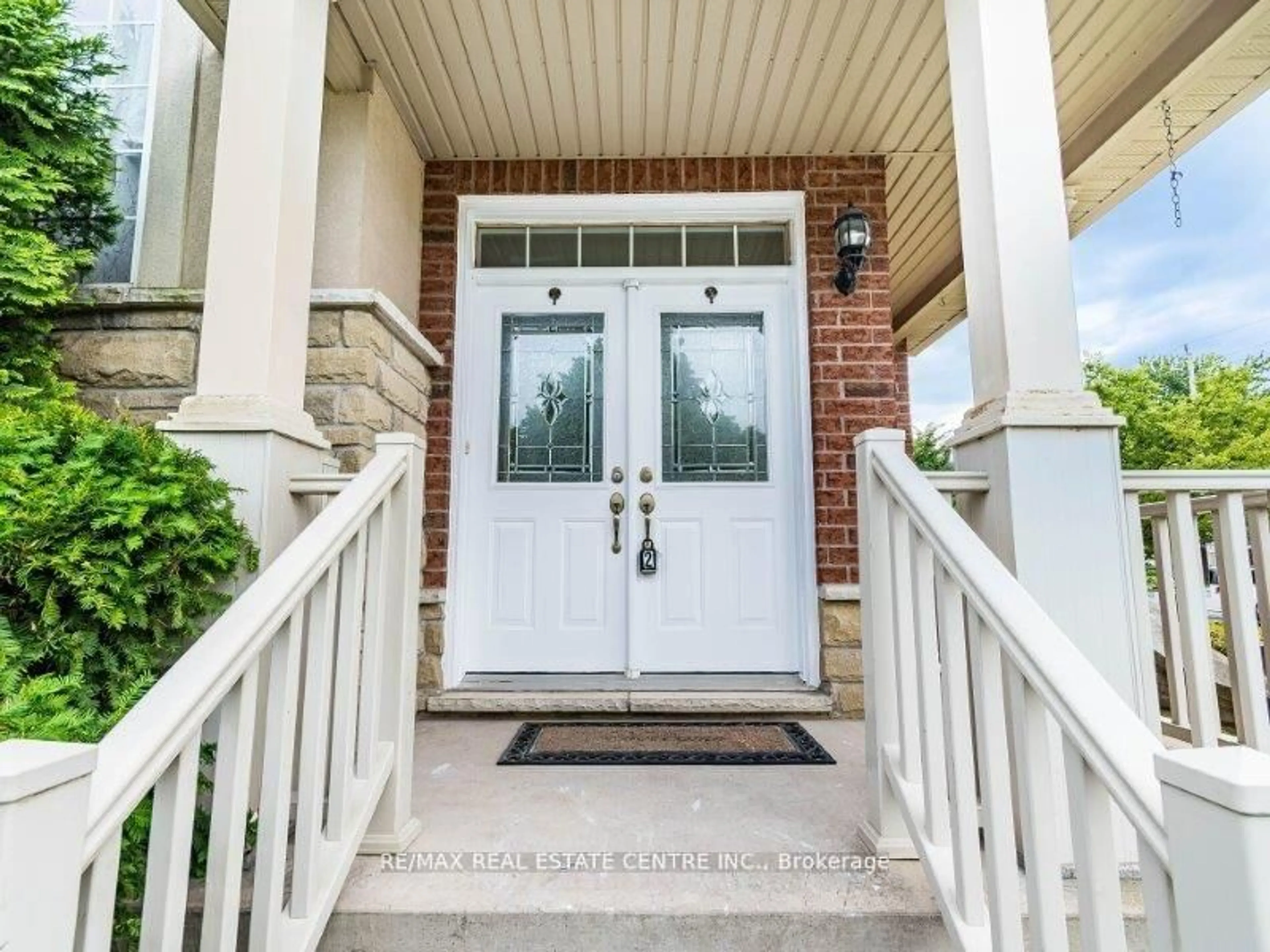 Indoor entryway for 4 Panorama Way, Hamilton Ontario L8E 6C6