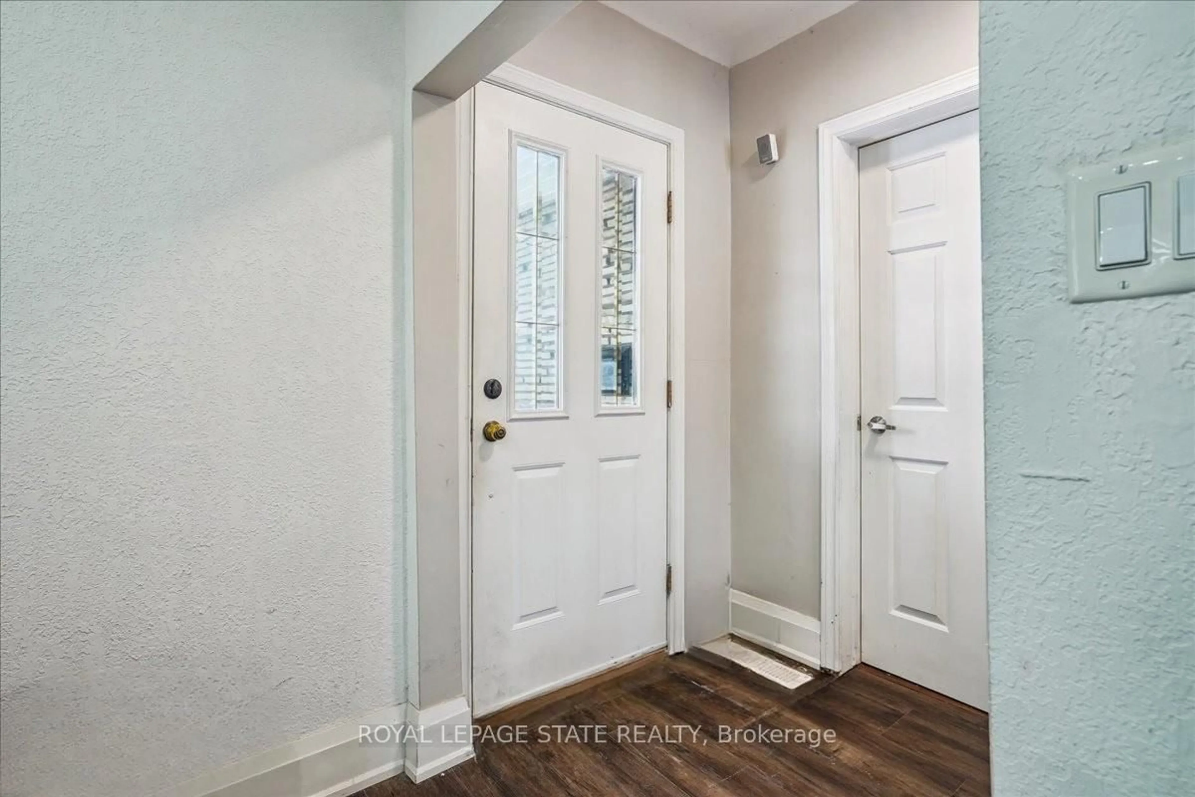 Indoor entryway for 251 King St, Hamilton Ontario L8G 1L9