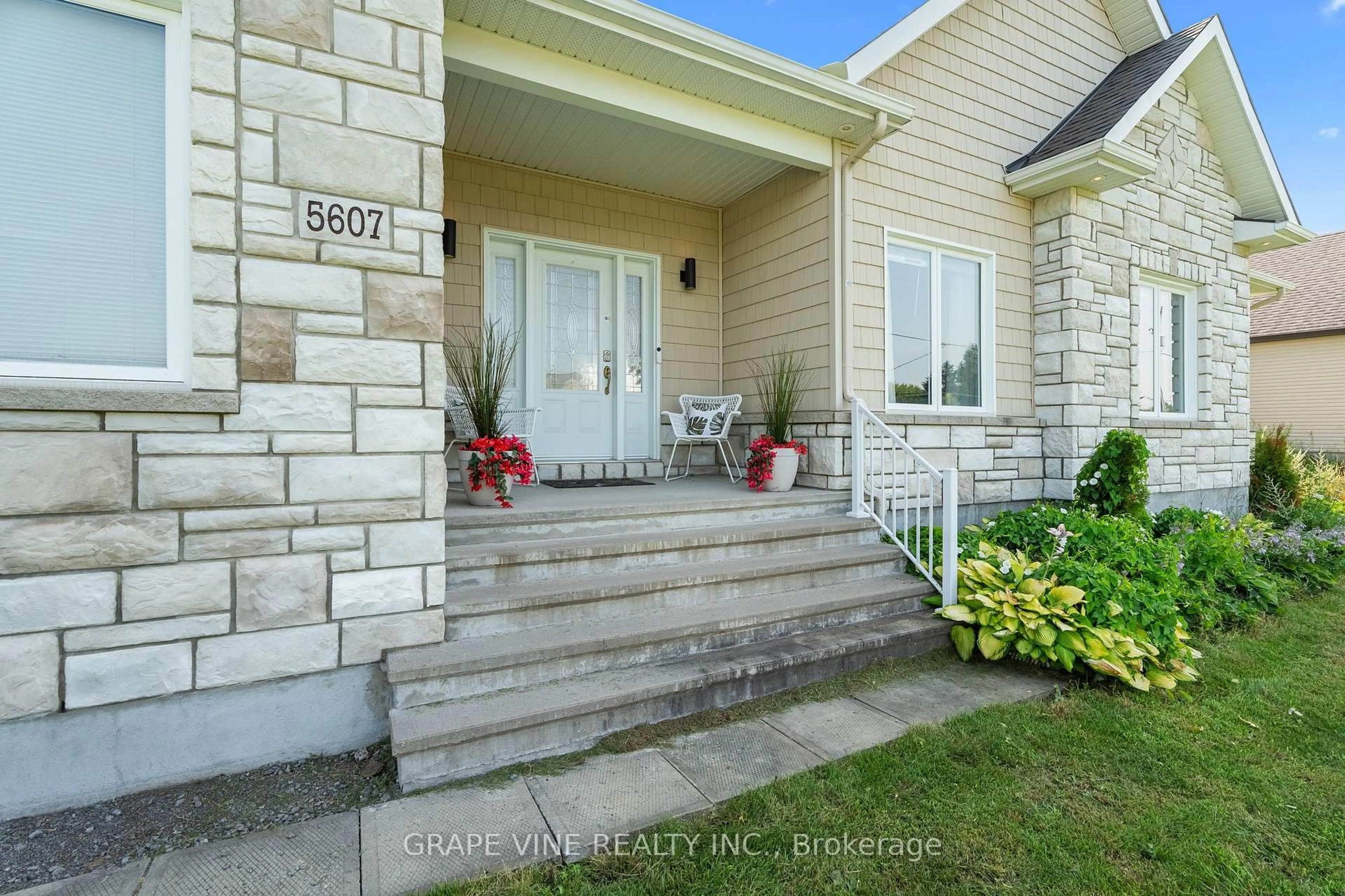 Indoor entryway for 5607 Maklynne Way, Vars Ontario K0A 3H0