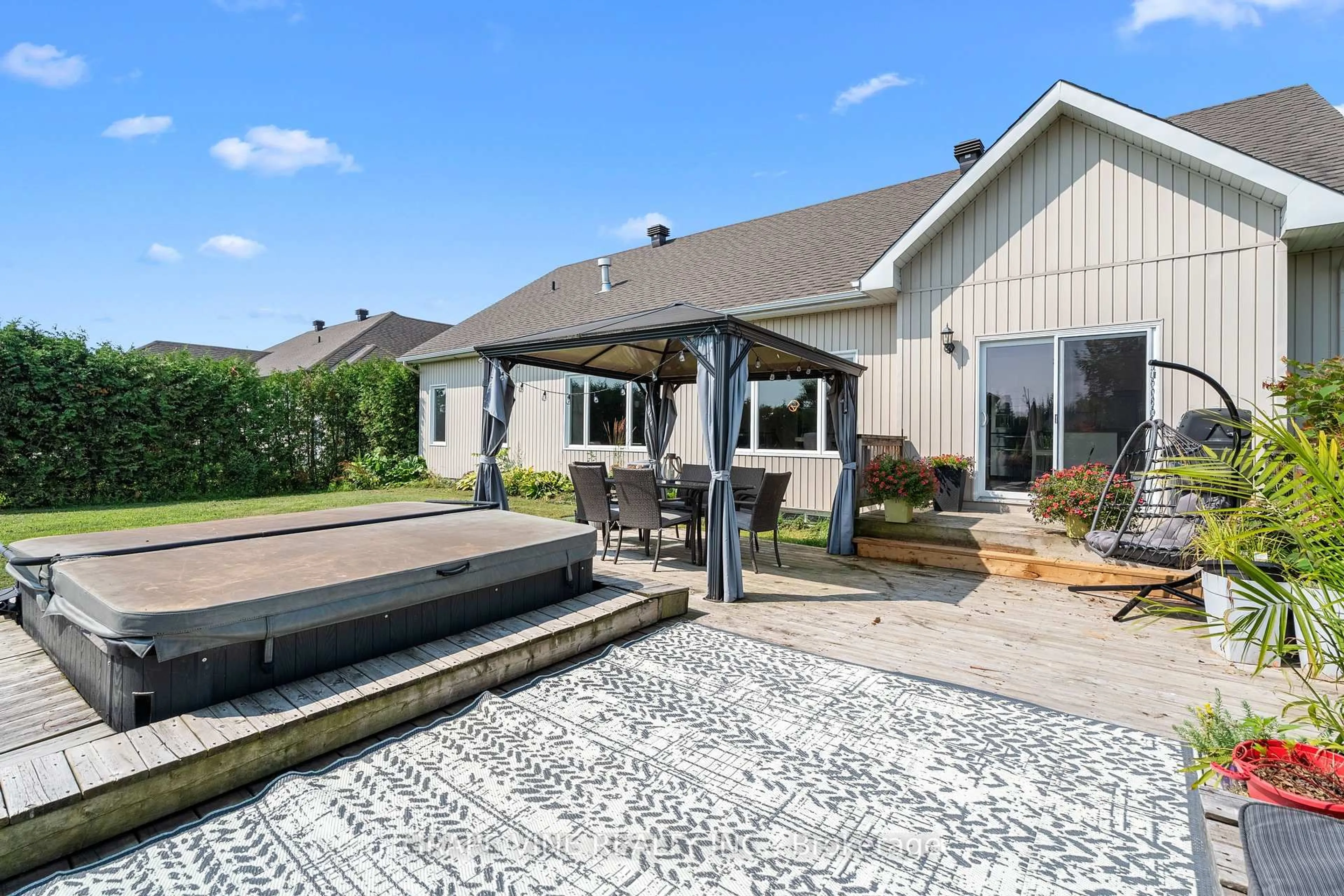 Patio, street for 5607 Maklynne Way, Vars Ontario K0A 3H0