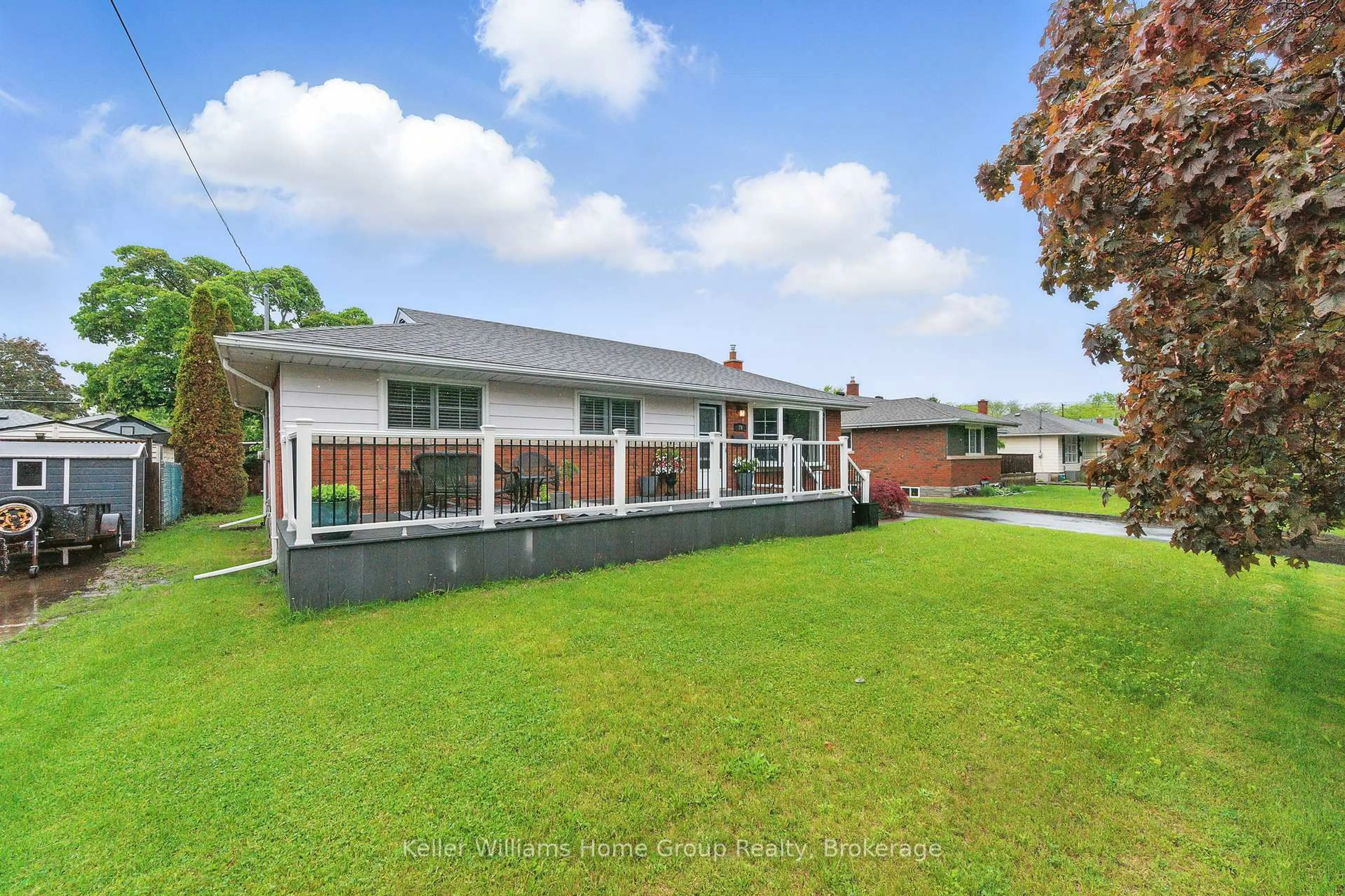 A pic from outside/outdoor area/front of a property/back of a property/a pic from drone, unknown for 79 Parkway St, St. Catharines Ontario L2M 4J2