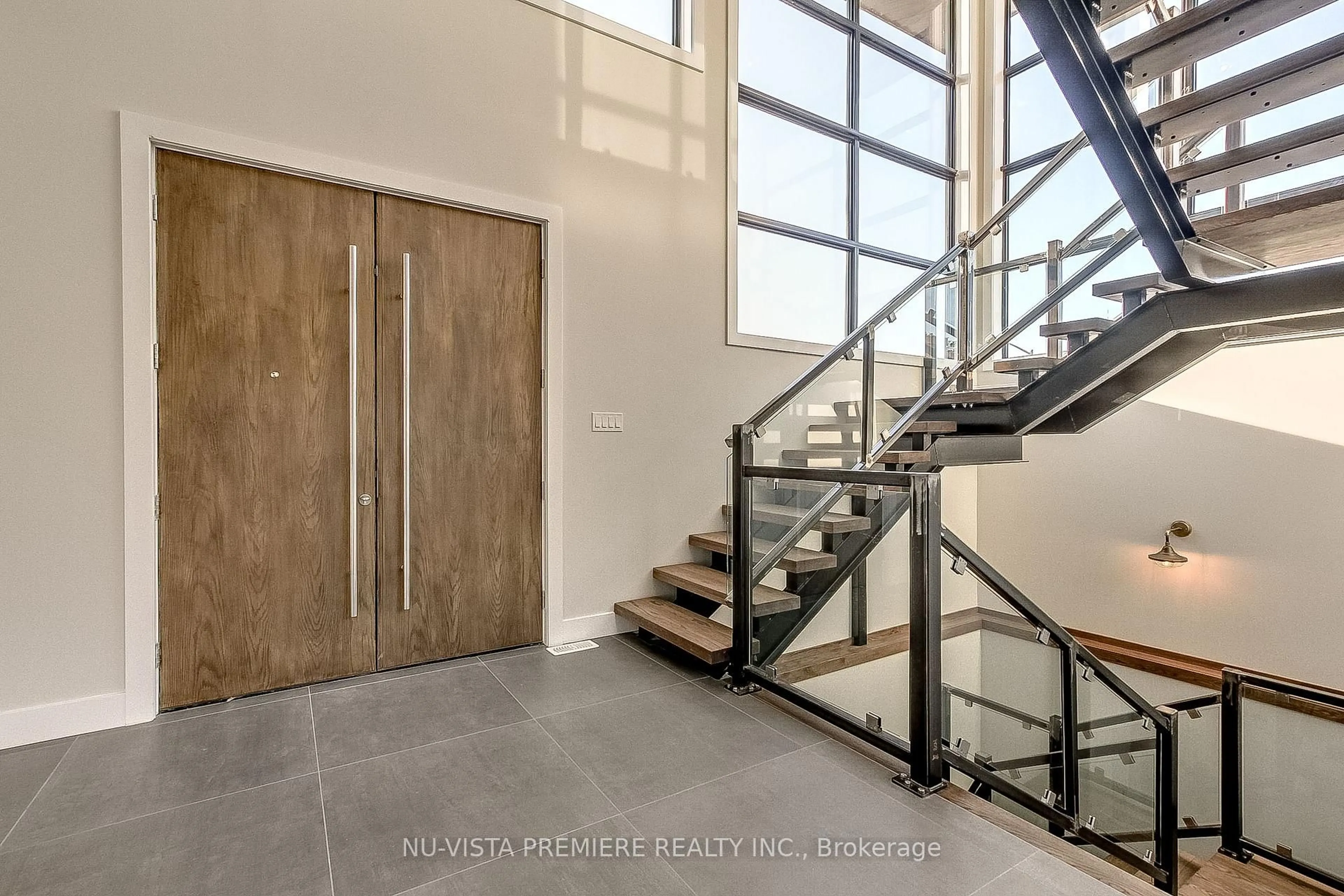 Indoor foyer for 2162 IRONWOOD Rd, London South Ontario N6K 0H2