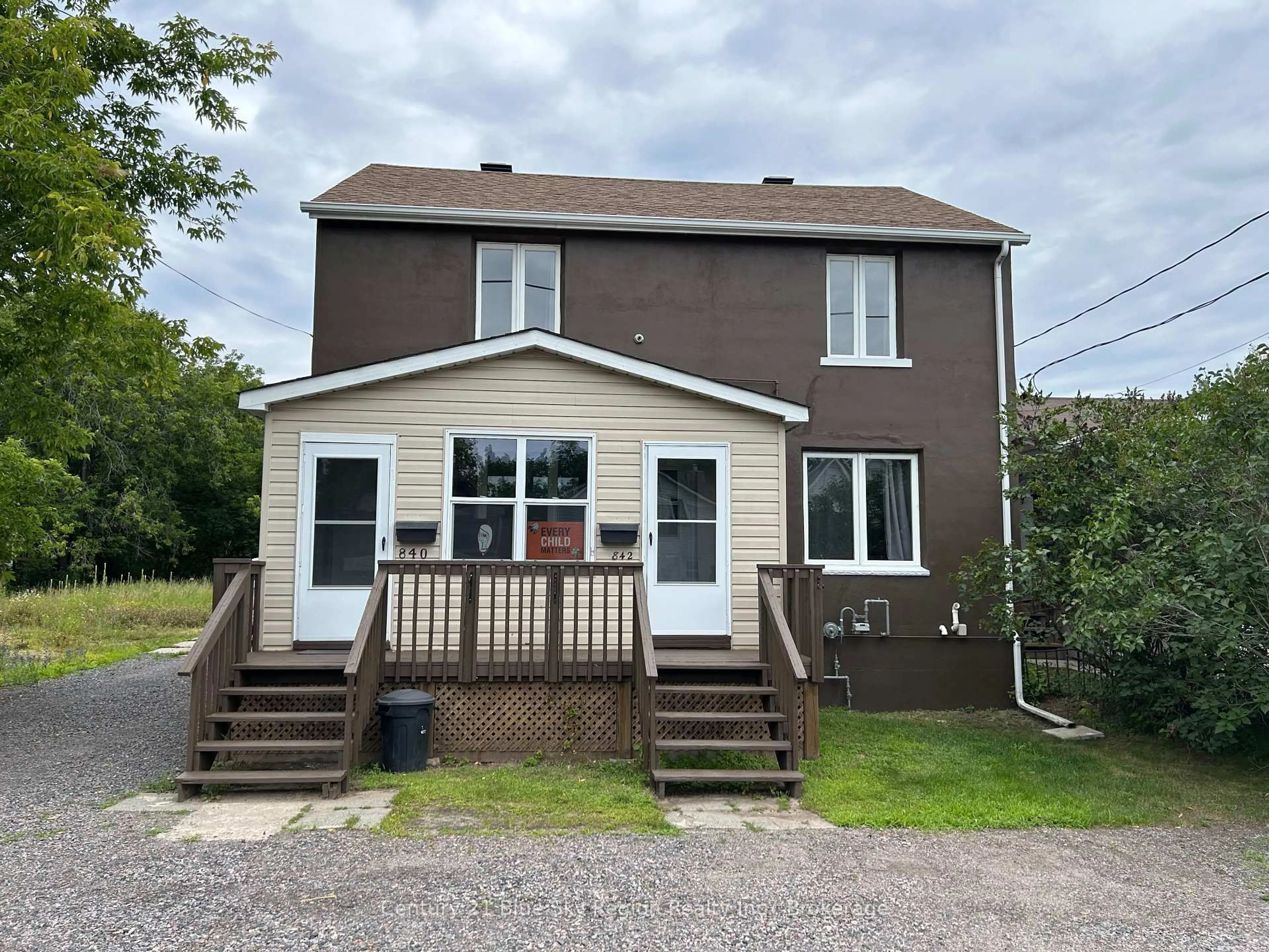 Home with vinyl exterior material, building for 840-842 Worthington St, North Bay Ontario P1B 1J4