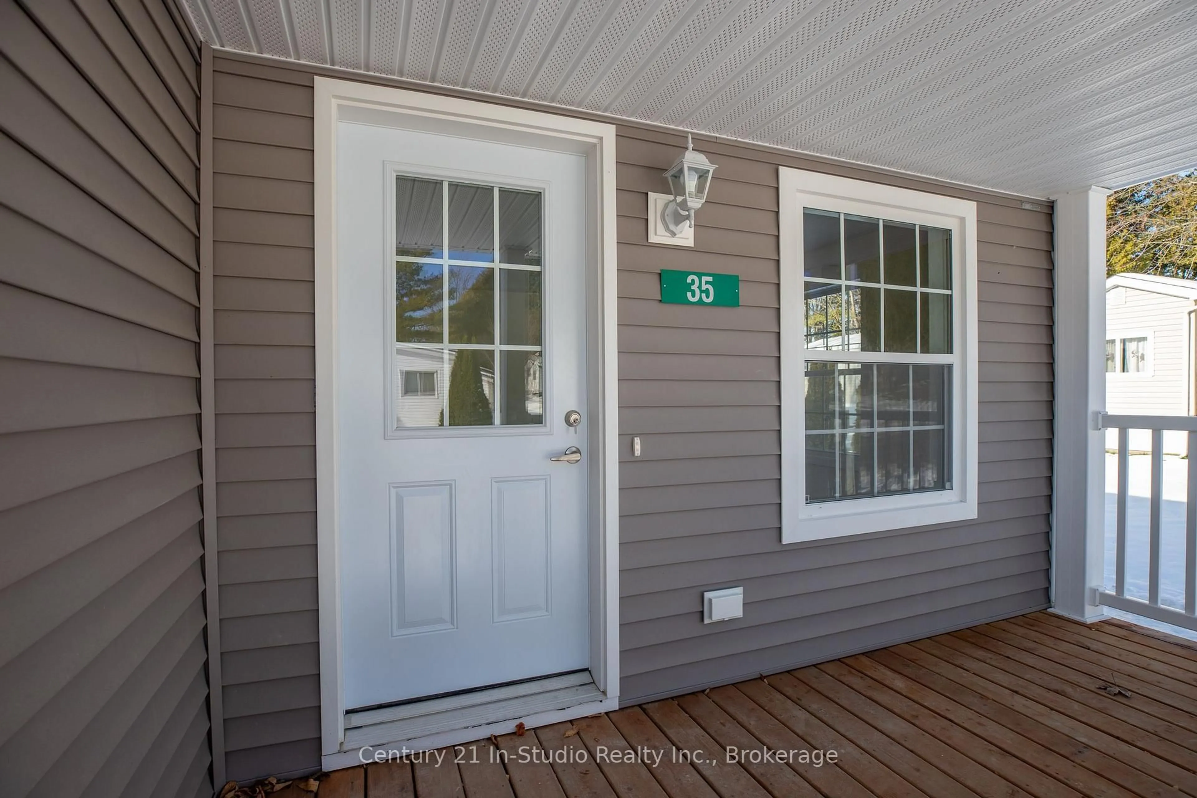 Indoor entryway for 35 Sussex Sq, Georgian Bluffs Ontario N4K 5N5