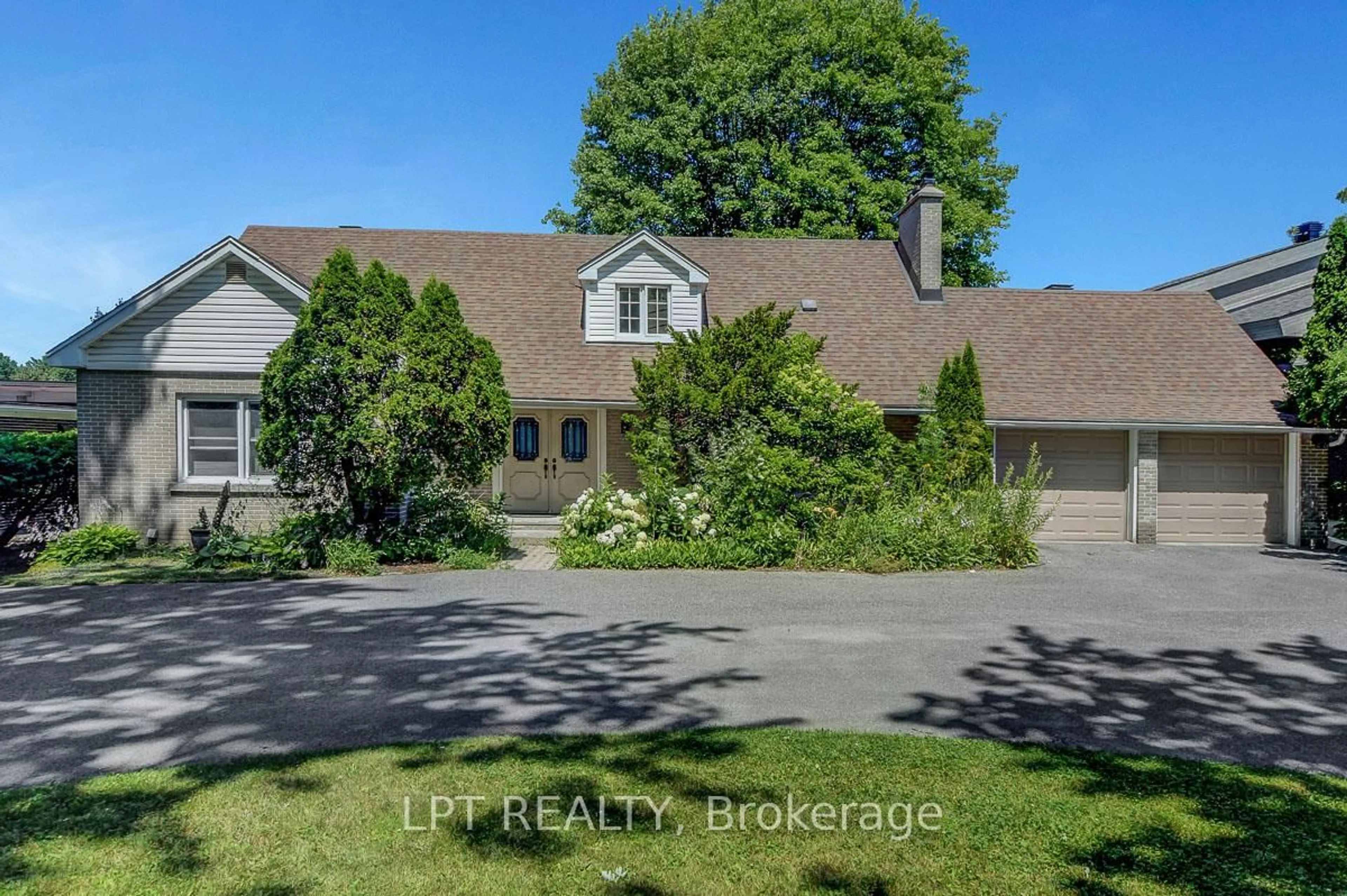 A pic from outside/outdoor area/front of a property/back of a property/a pic from drone, street for 3651 Revelstoke Dr, Ottawa Ontario K1V 7C2