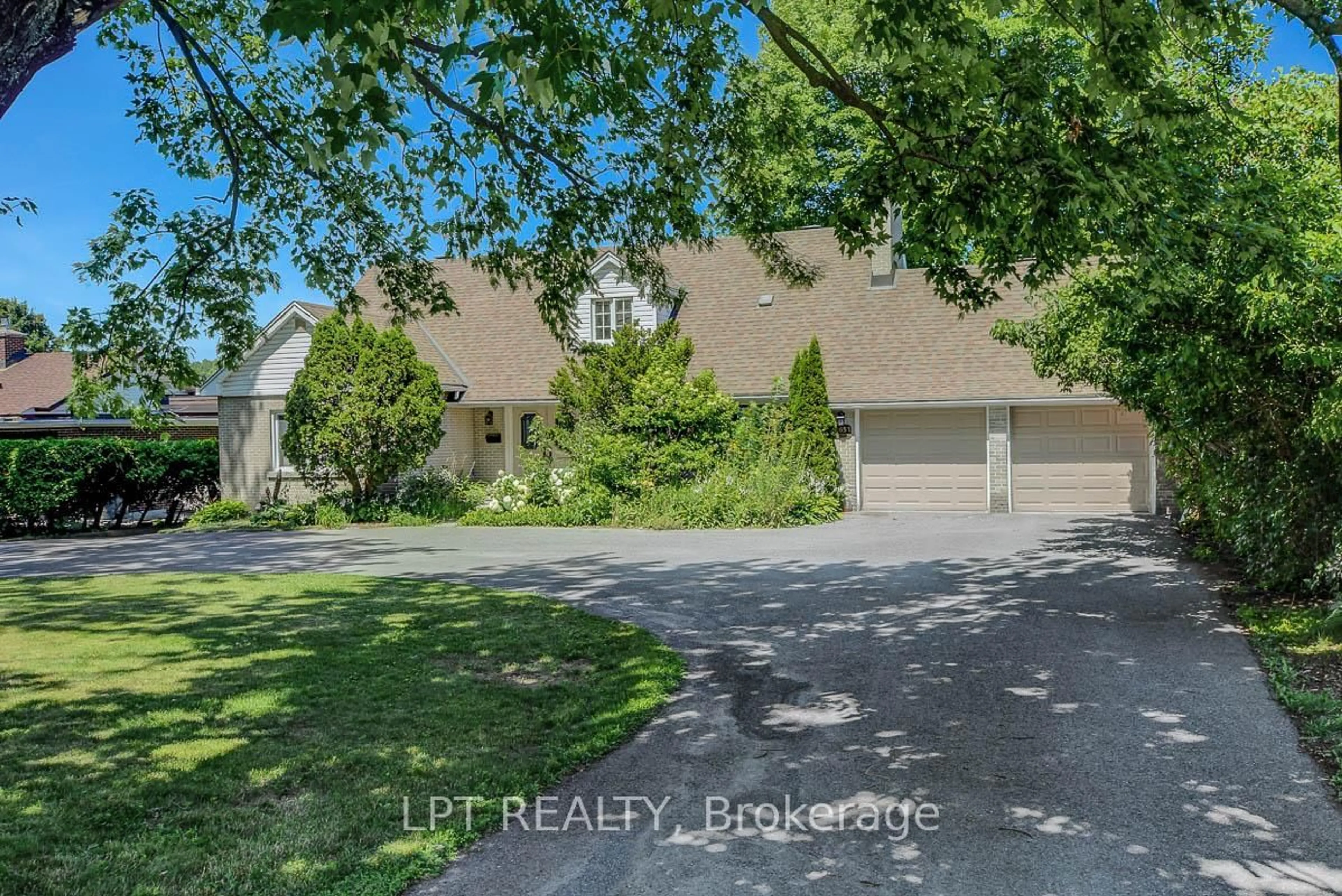 A pic from outside/outdoor area/front of a property/back of a property/a pic from drone, street for 3651 Revelstoke Dr, Ottawa Ontario K1V 7C2