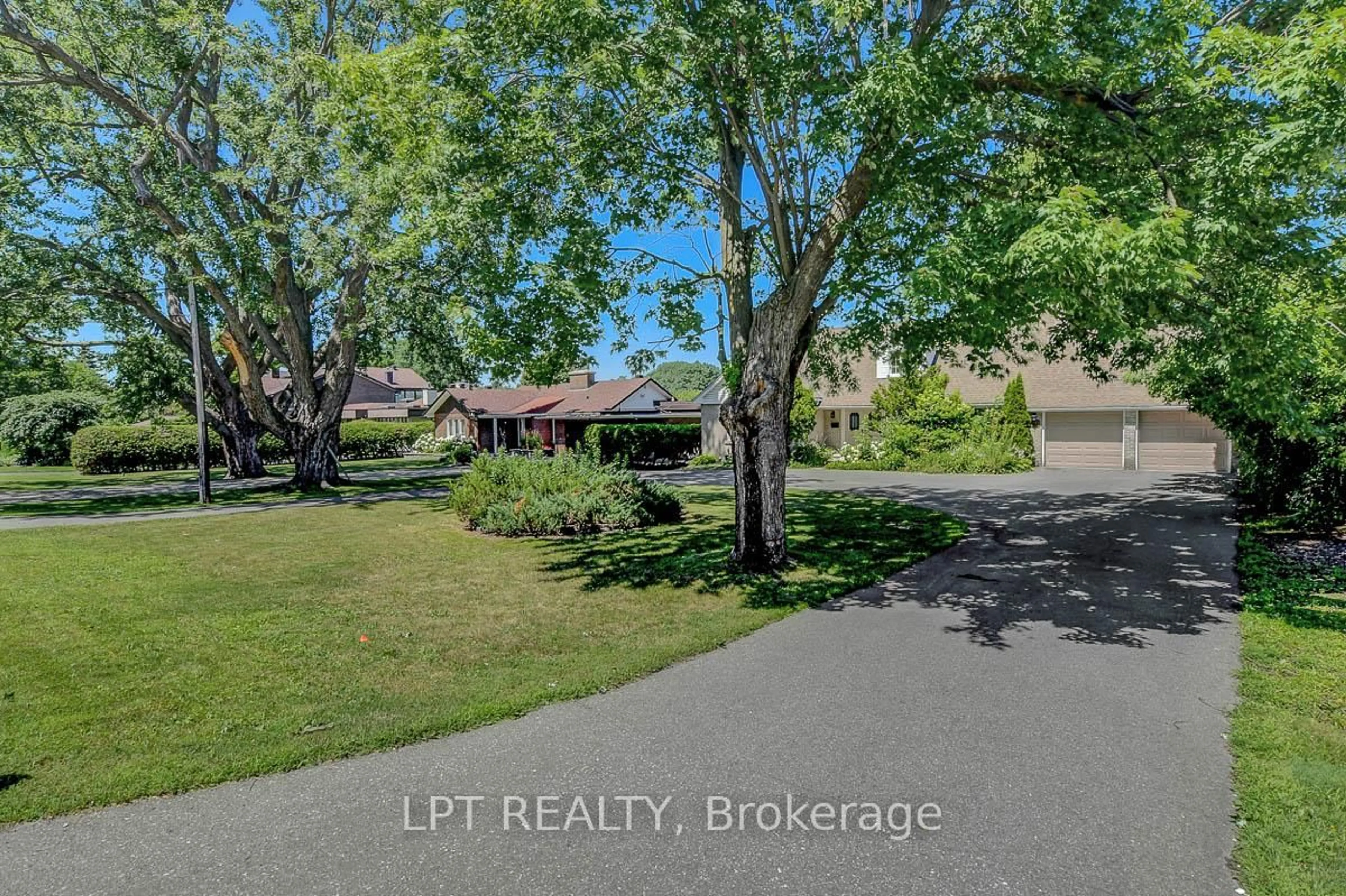 A pic from outside/outdoor area/front of a property/back of a property/a pic from drone, street for 3651 Revelstoke Dr, Ottawa Ontario K1V 7C2
