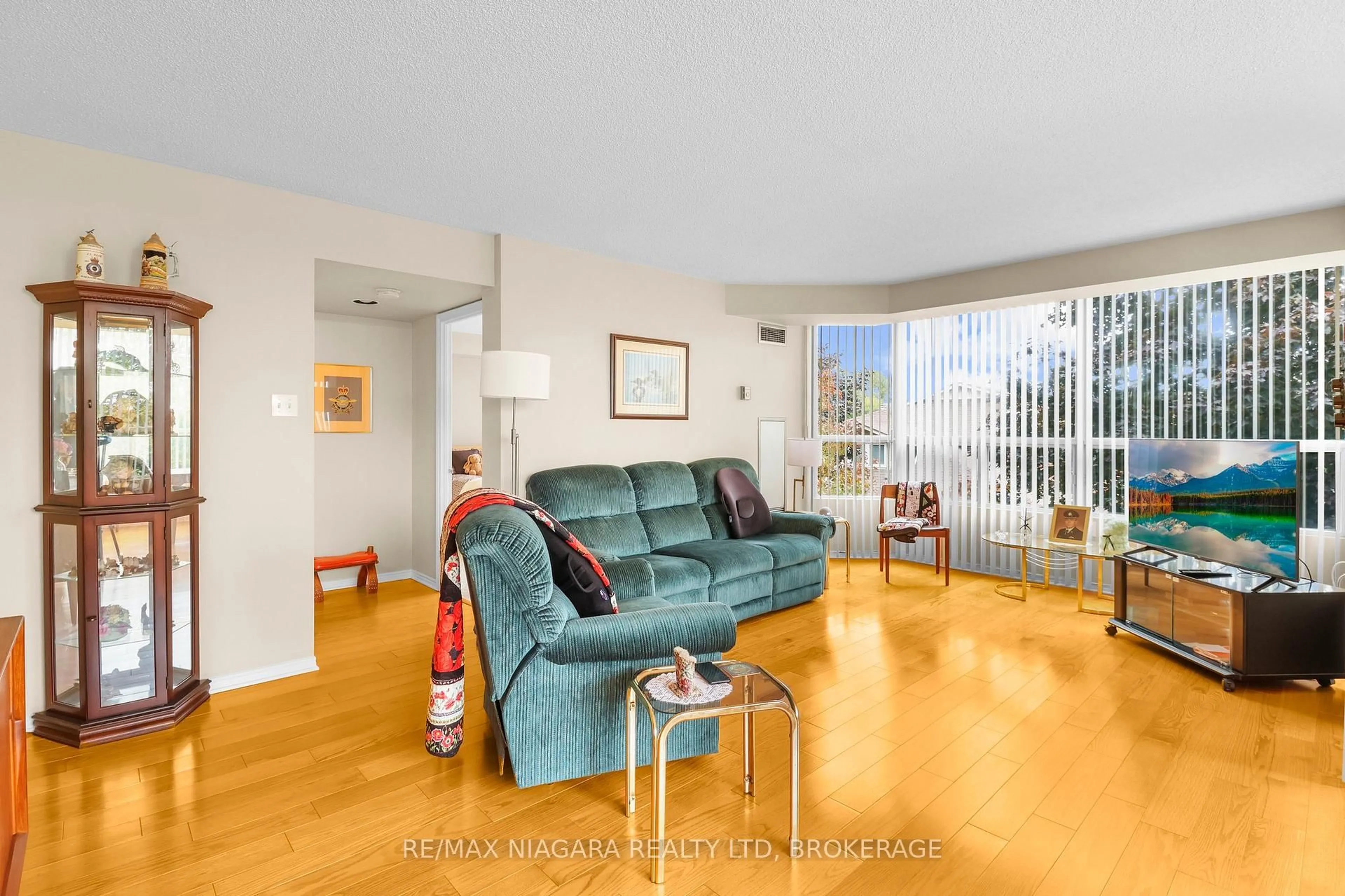 Living room with furniture, unknown for 5100 Dorchester Rd #303, Niagara Falls Ontario L2E 7H4