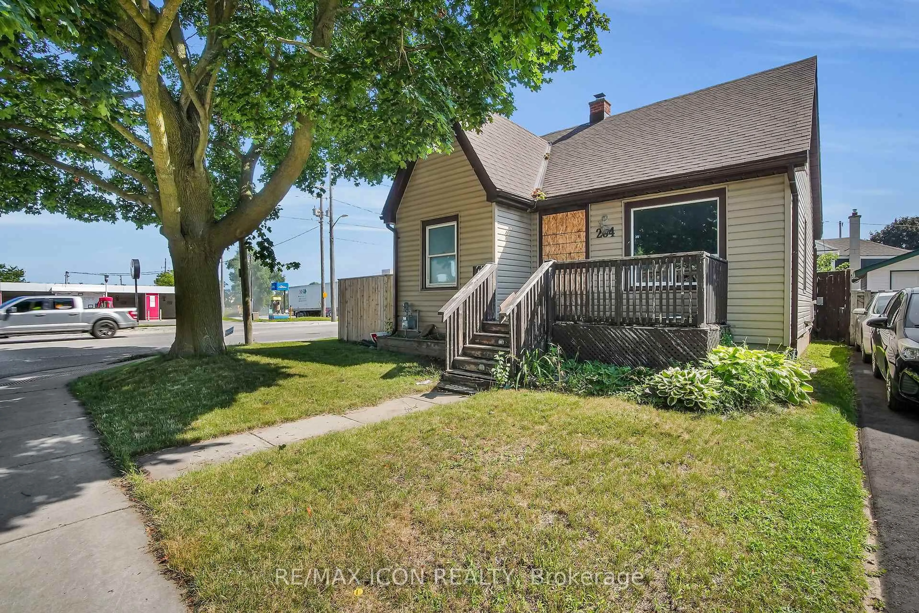 A pic from outside/outdoor area/front of a property/back of a property/a pic from drone, street for 284 Sanders St, London East Ontario N5Z 2T2