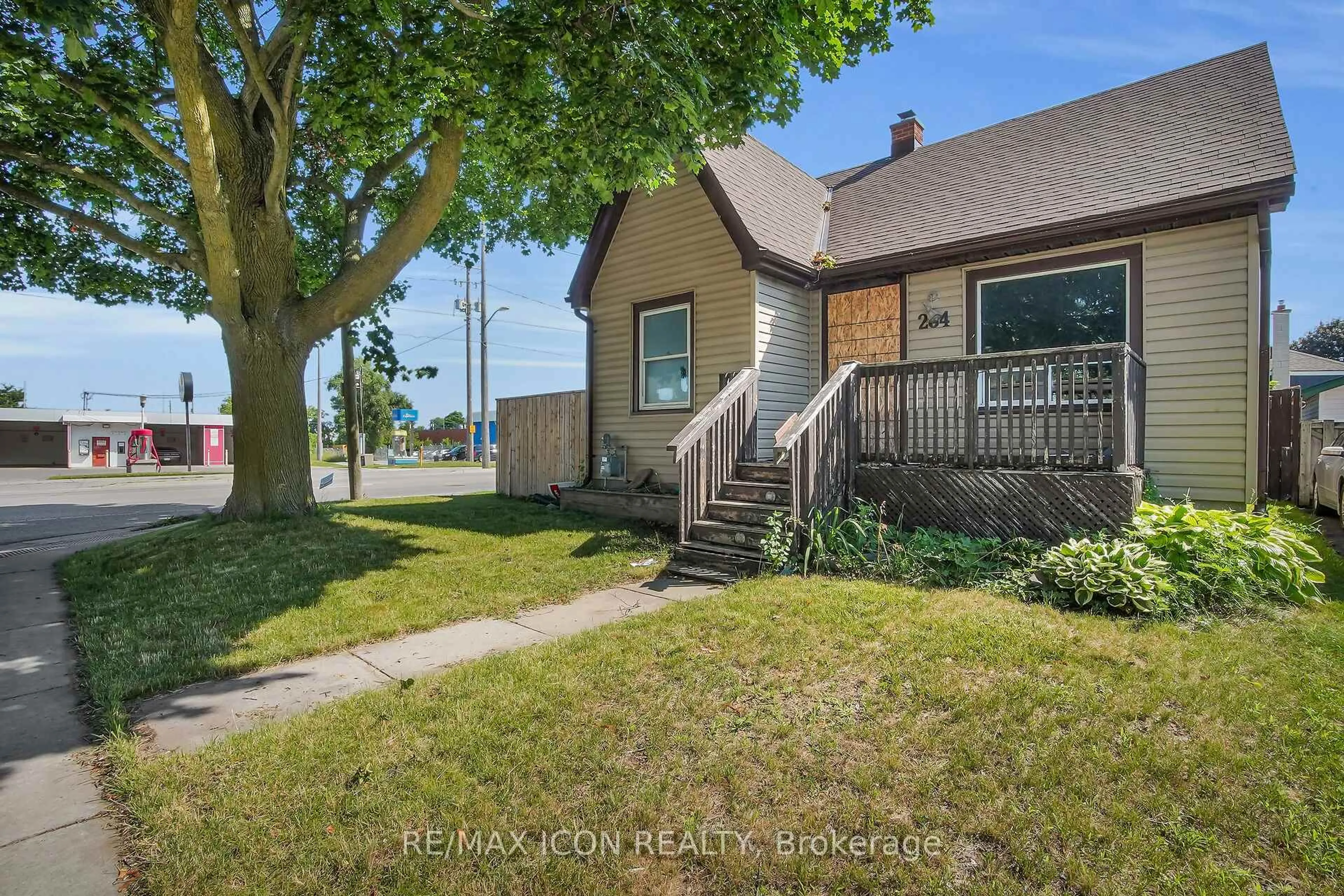 A pic from outside/outdoor area/front of a property/back of a property/a pic from drone, water/lake/river/ocean view for 284 Sanders St, London East Ontario N5Z 2T2