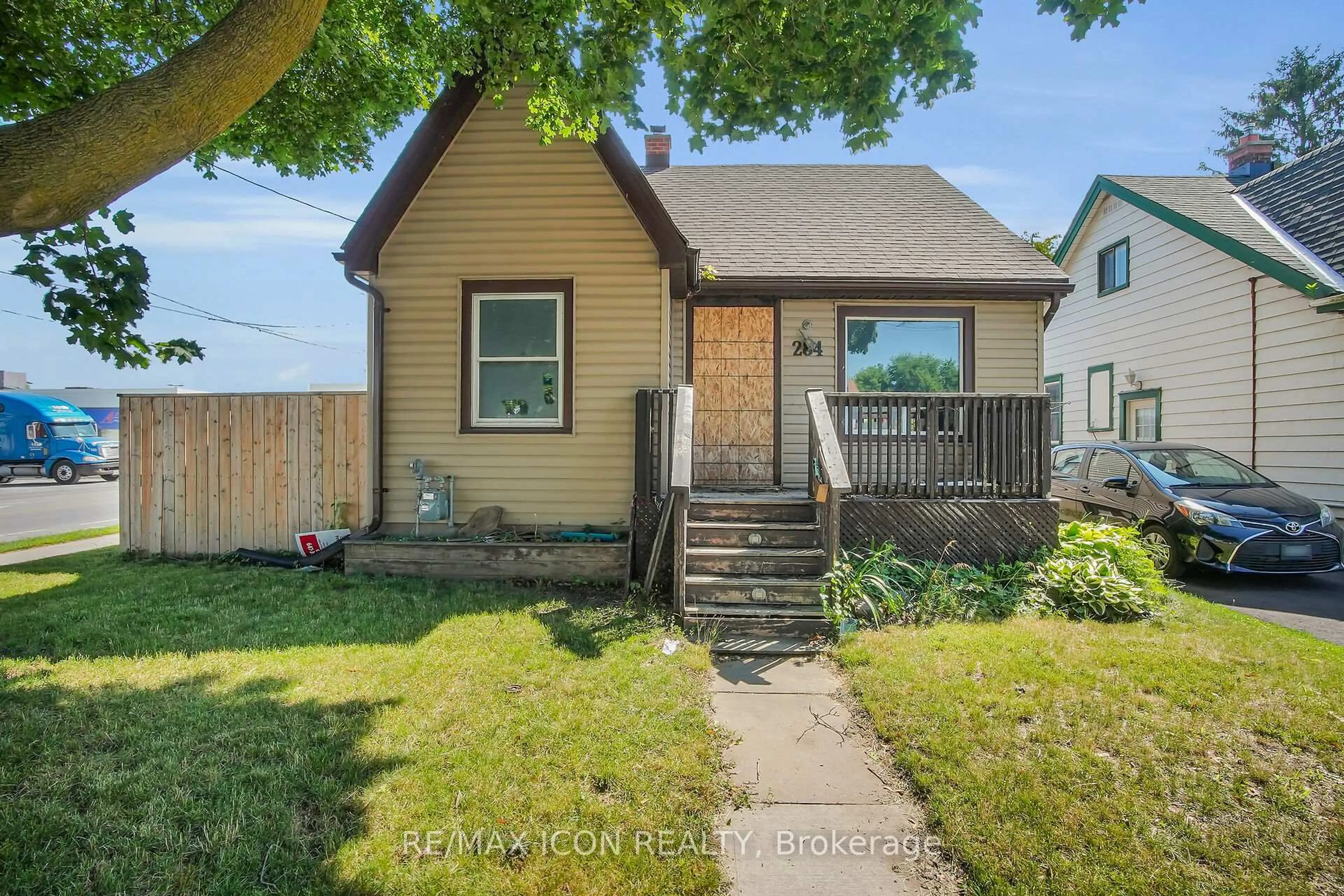 Unknown for 284 Sanders St, London East Ontario N5Z 2T2
