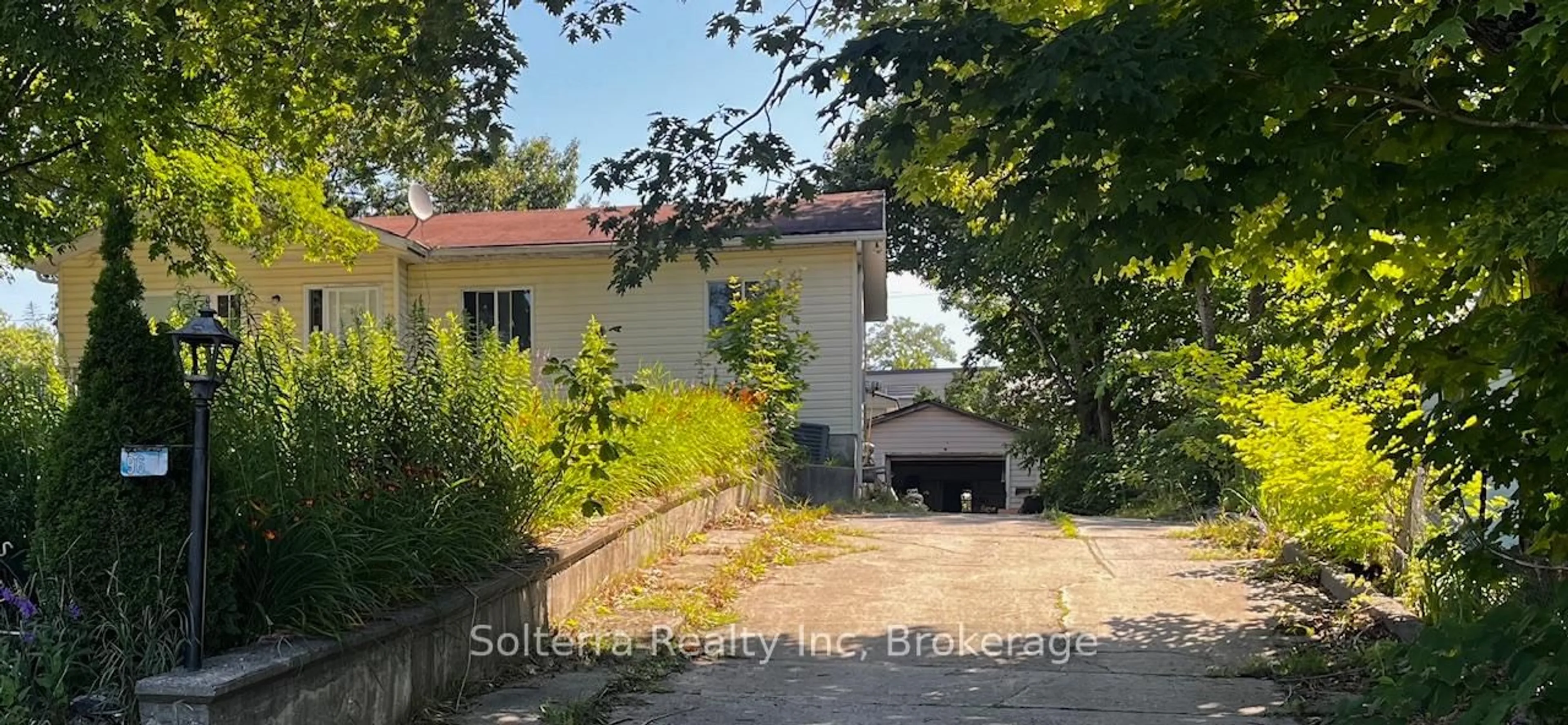 A pic from outside/outdoor area/front of a property/back of a property/a pic from drone, street for 960 First St, Gravenhurst Ontario P1P 1K3