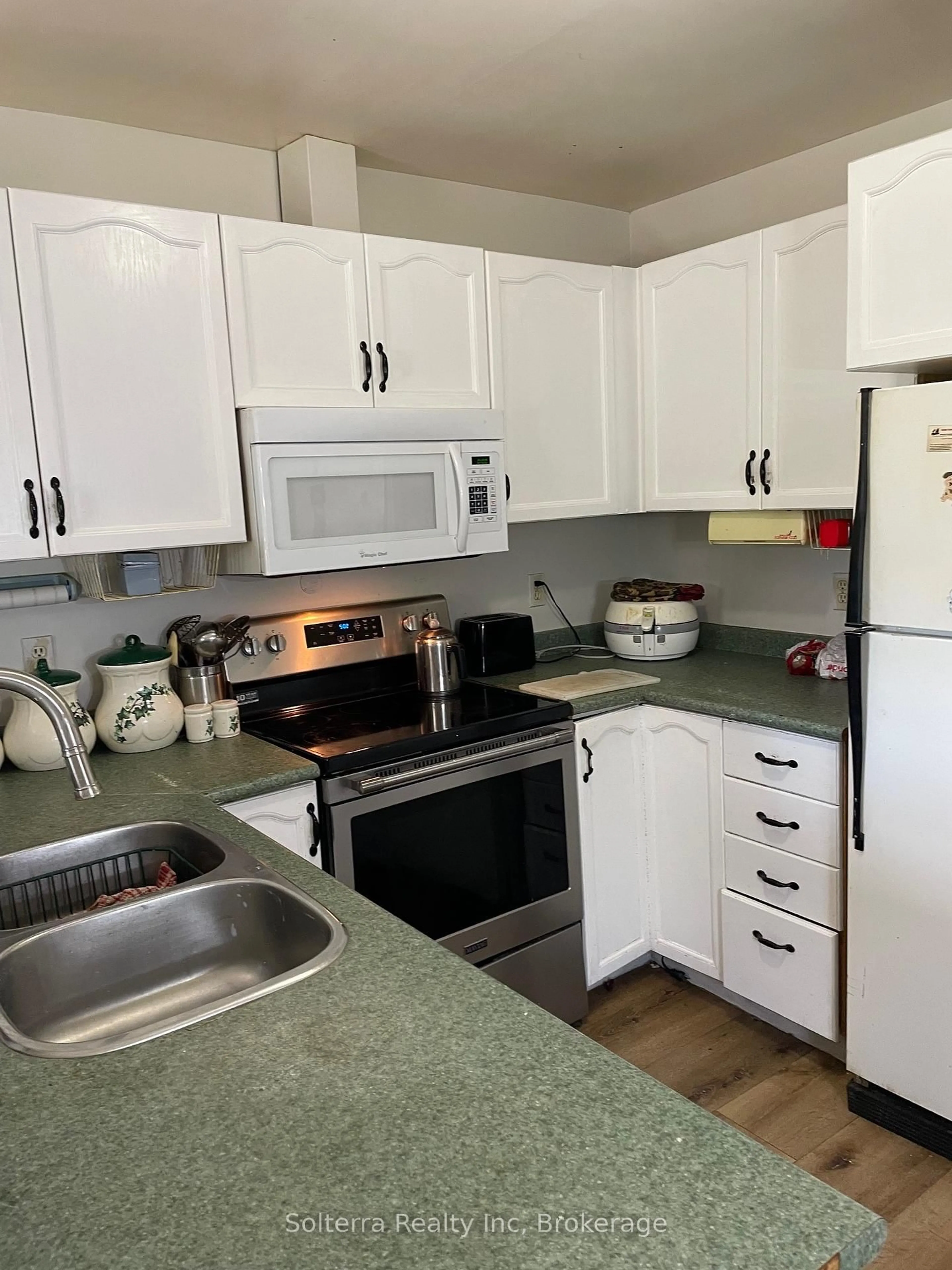 Standard kitchen, unknown for 960 First St, Gravenhurst Ontario P1P 1K3