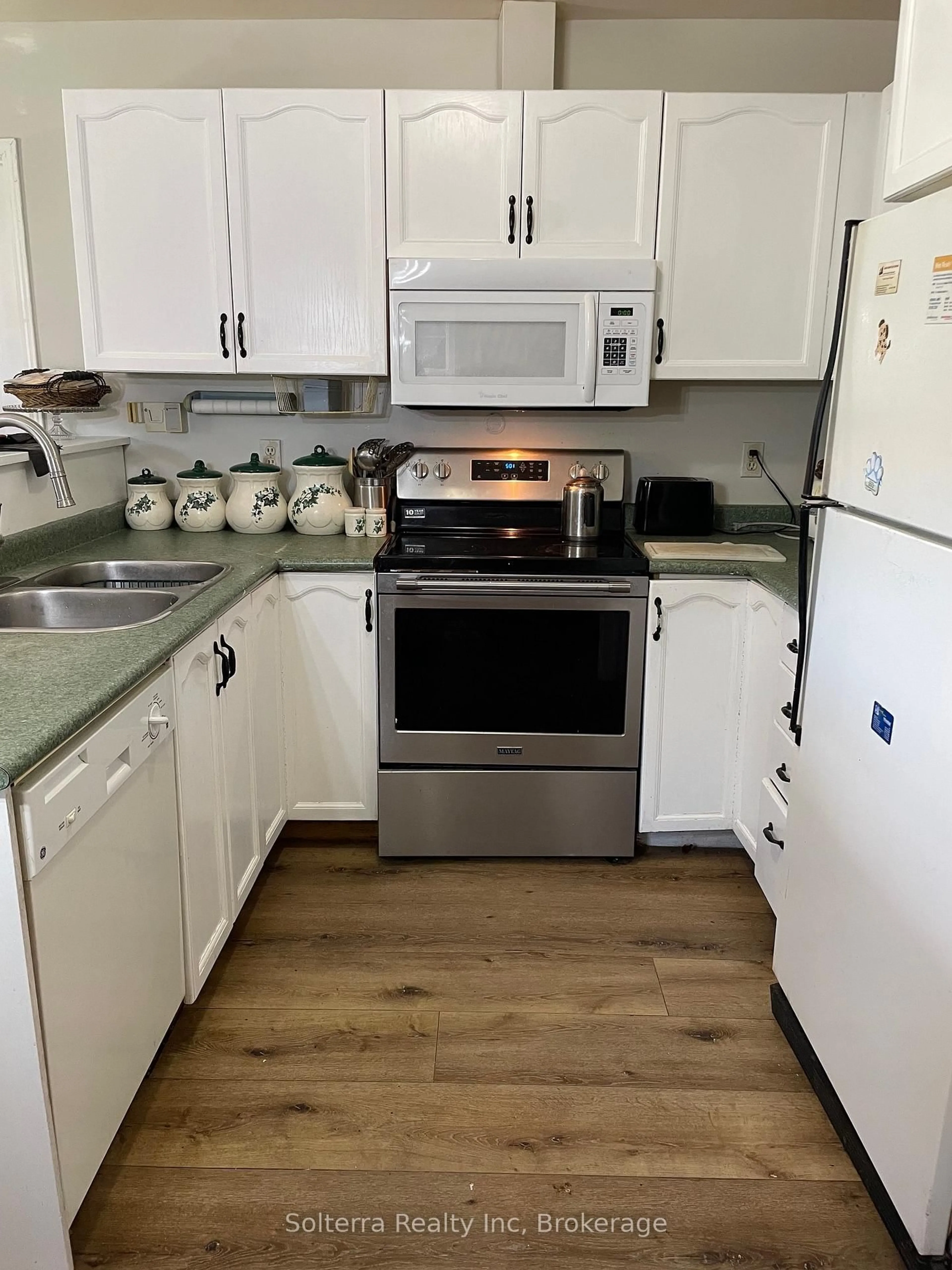 Standard kitchen, unknown for 960 First St, Gravenhurst Ontario P1P 1K3