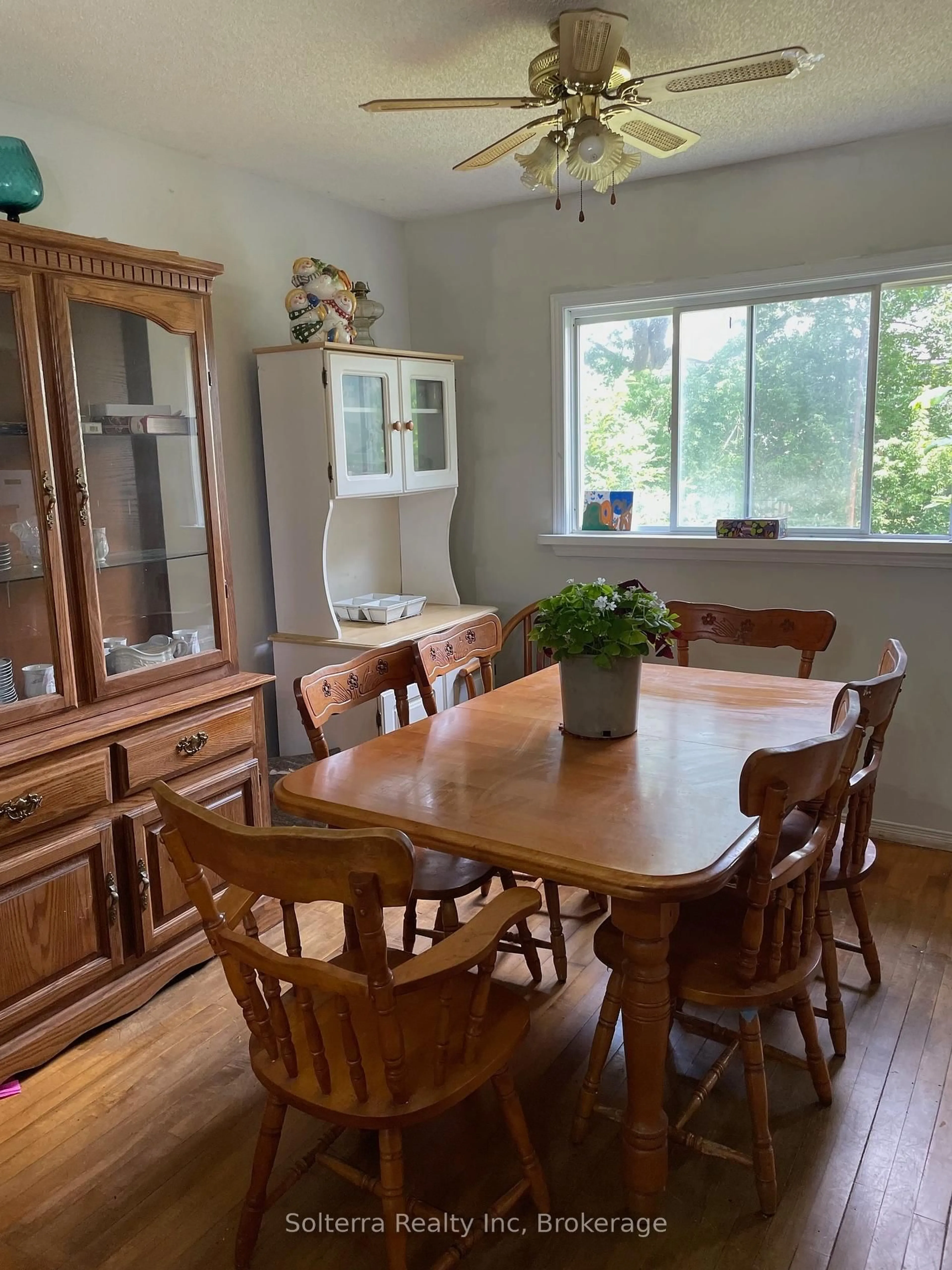 Dining room, wood/laminate floor for 960 First St, Gravenhurst Ontario P1P 1K3