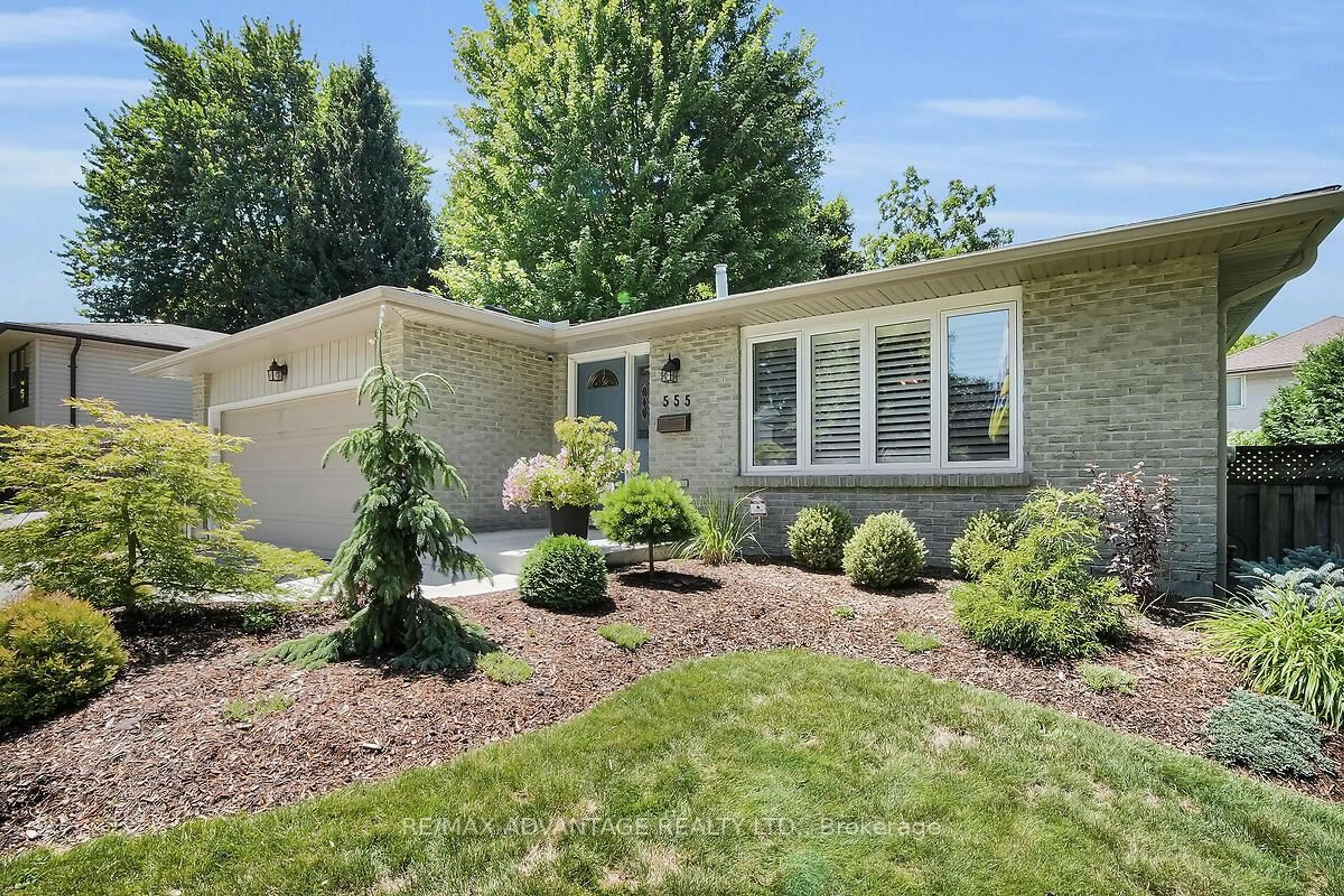 Home with vinyl exterior material, street for 555 Grand View Ave, London South Ontario N6K 3E9