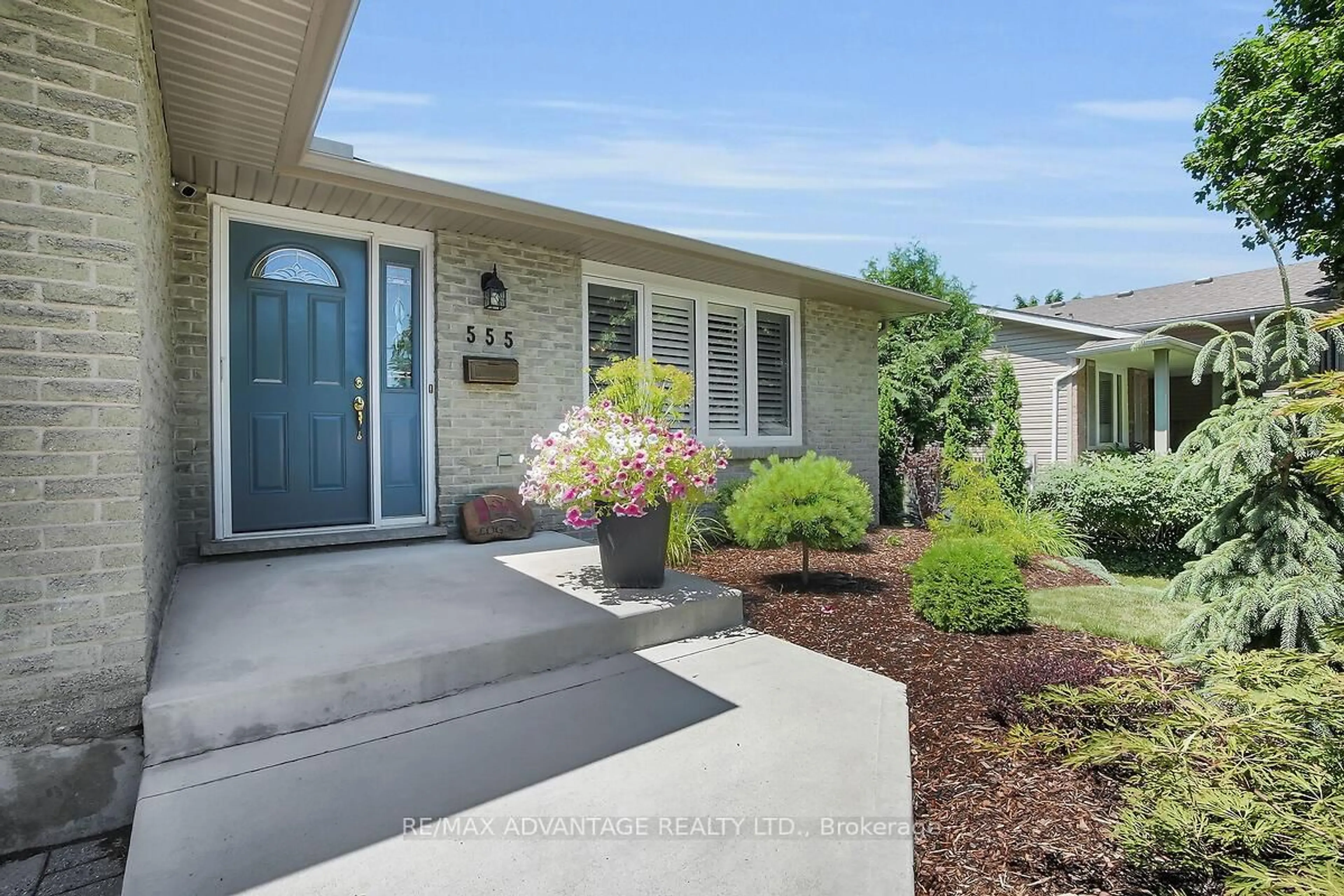 Home with vinyl exterior material, street for 555 Grand View Ave, London South Ontario N6K 3E9