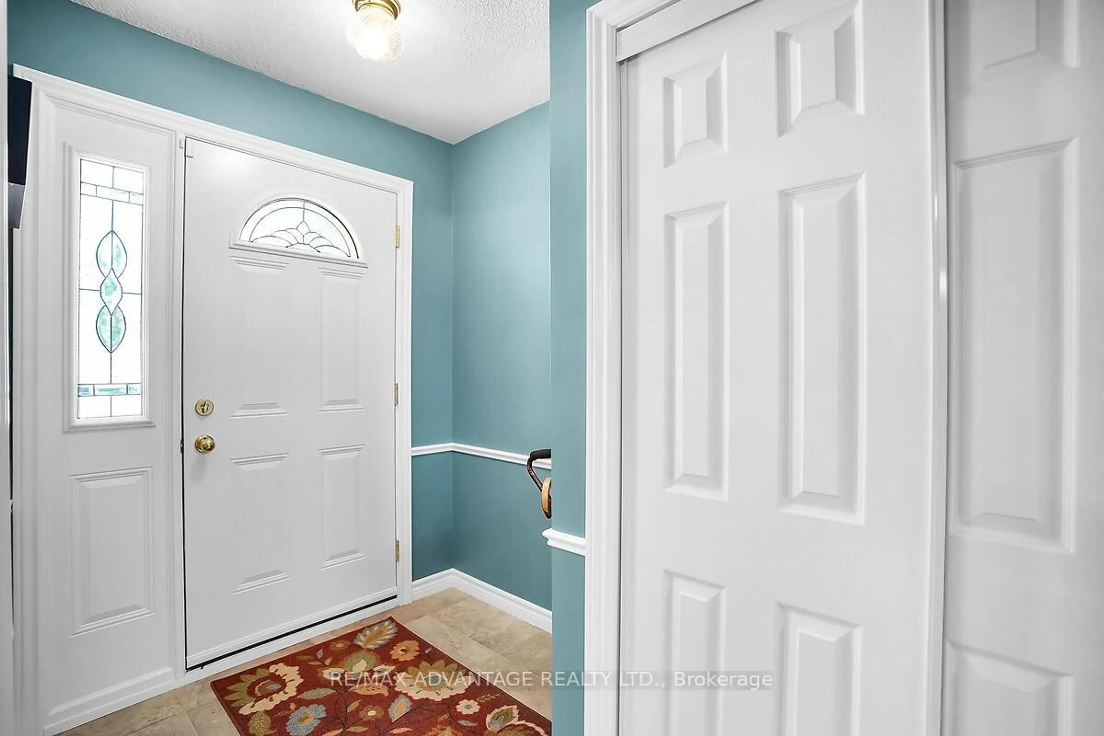 Indoor entryway for 555 Grand View Ave, London South Ontario N6K 3E9