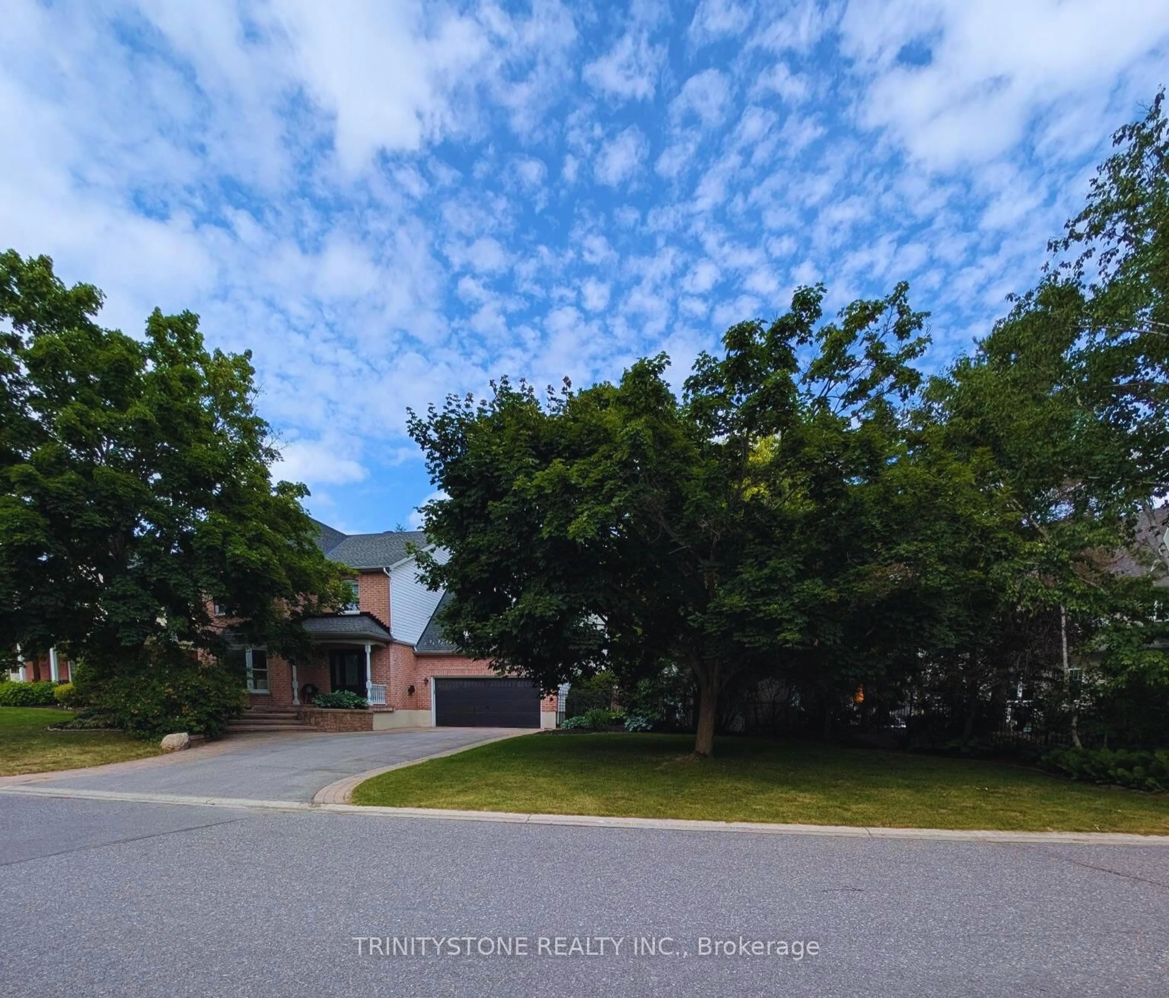 A pic from outside/outdoor area/front of a property/back of a property/a pic from drone, street for 32 Kyle Ave, Stittsville Ontario K2S 1G9