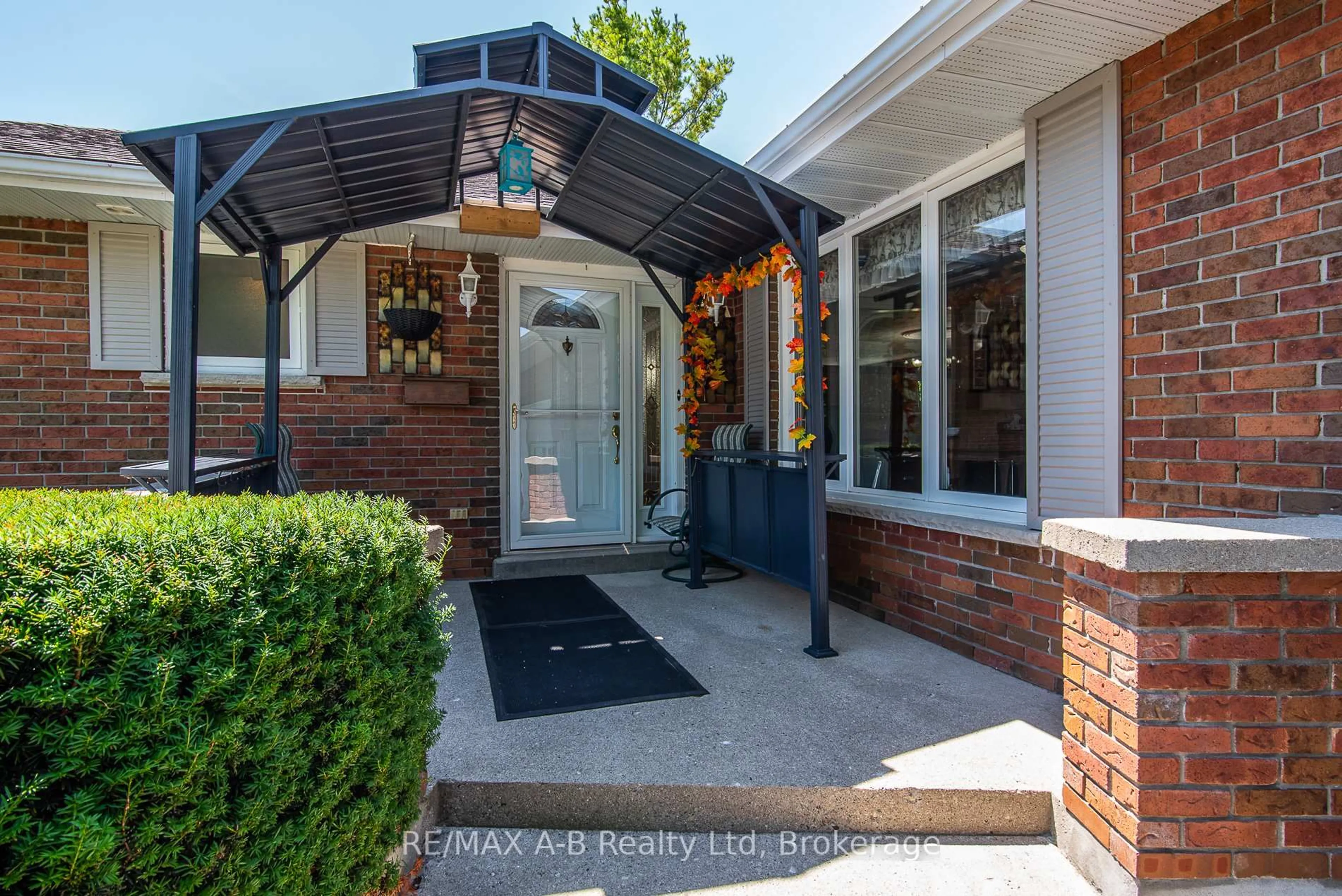 Indoor entryway for 100 Red Maple Lane, Perth East Ontario N0K 1X0