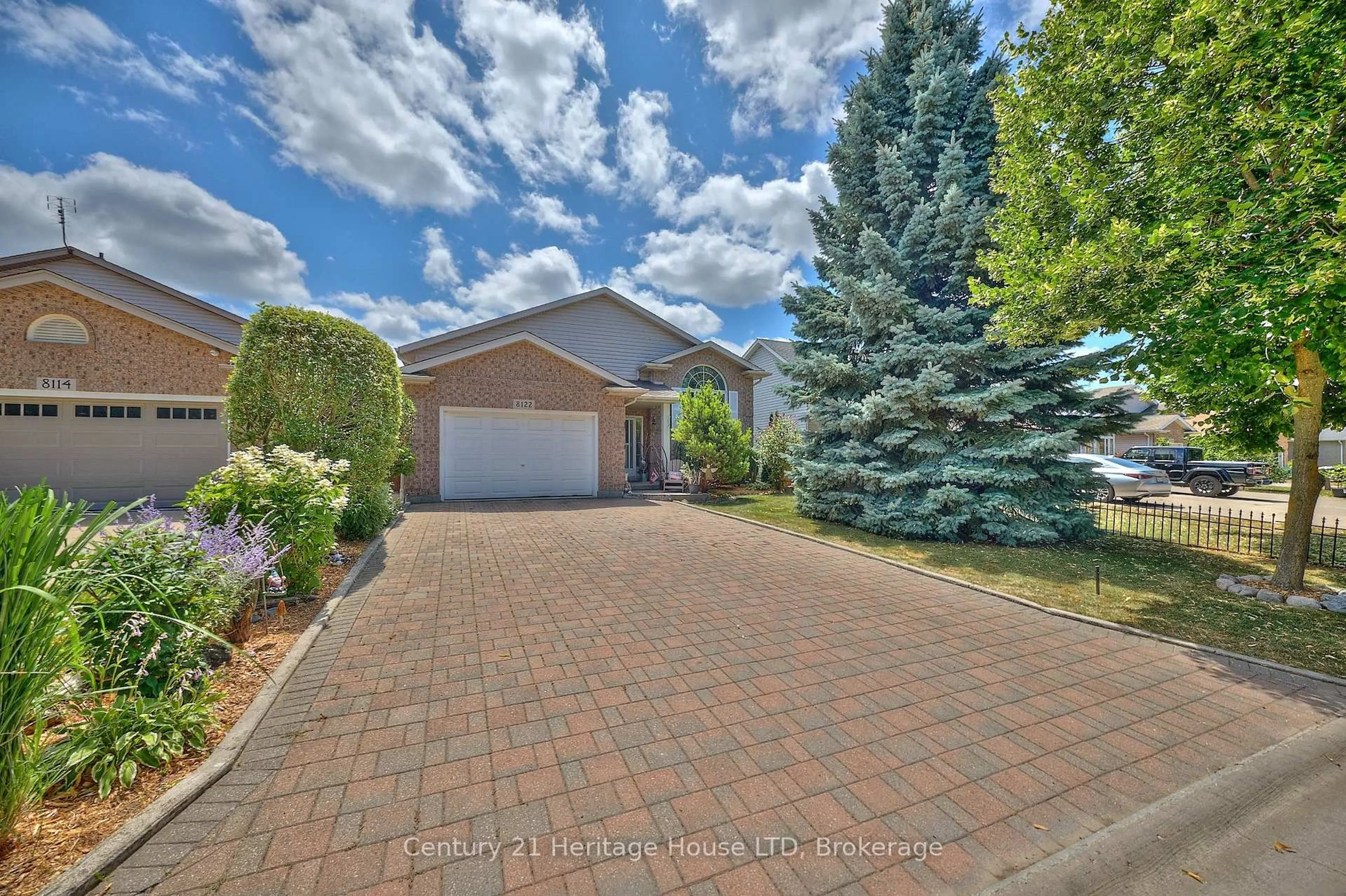 A pic from outside/outdoor area/front of a property/back of a property/a pic from drone, street for 8122 Harvest Cres, Niagara Falls Ontario L2H 3G3