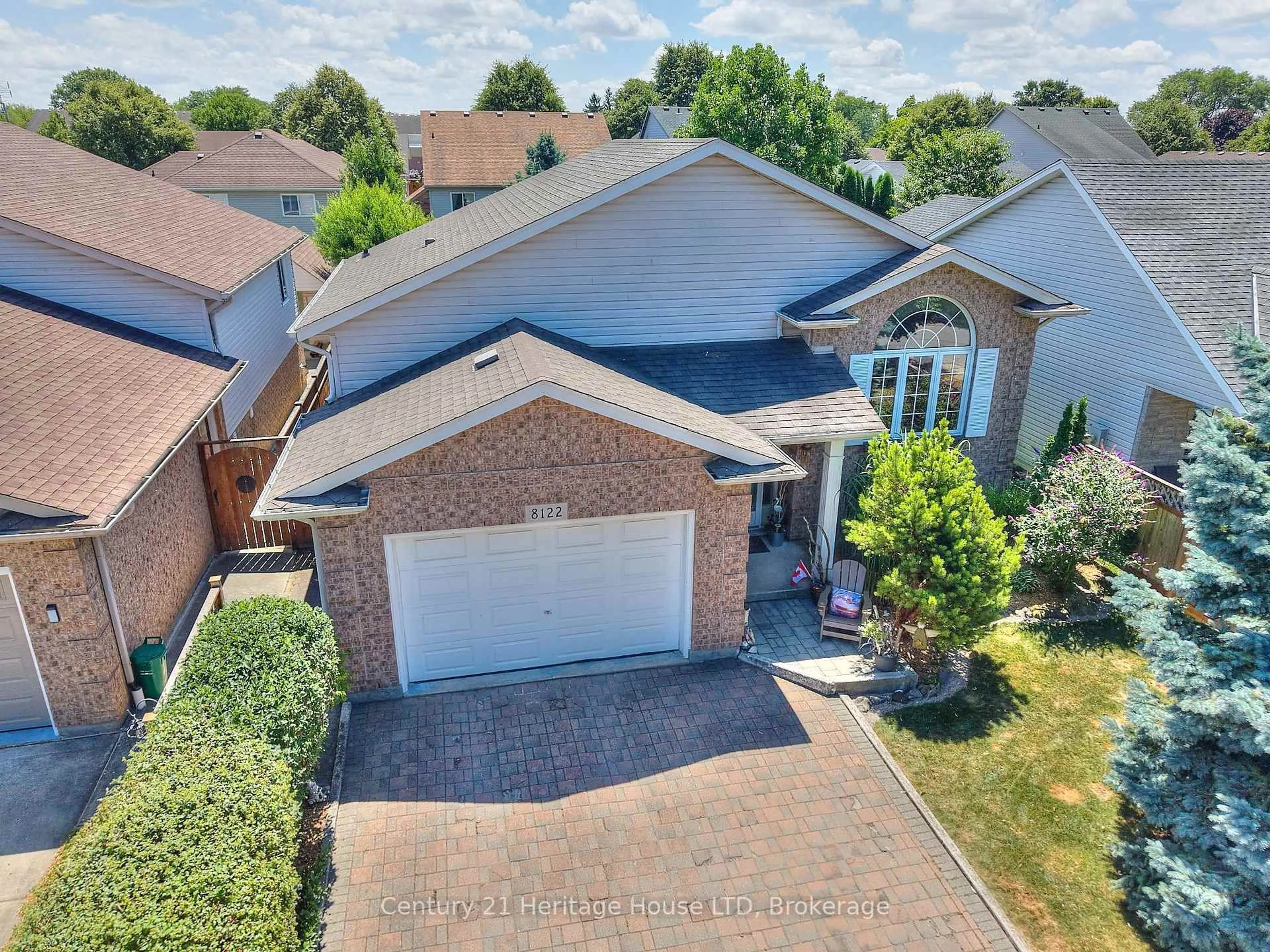 A pic from outside/outdoor area/front of a property/back of a property/a pic from drone, street for 8122 Harvest Cres, Niagara Falls Ontario L2H 3G3