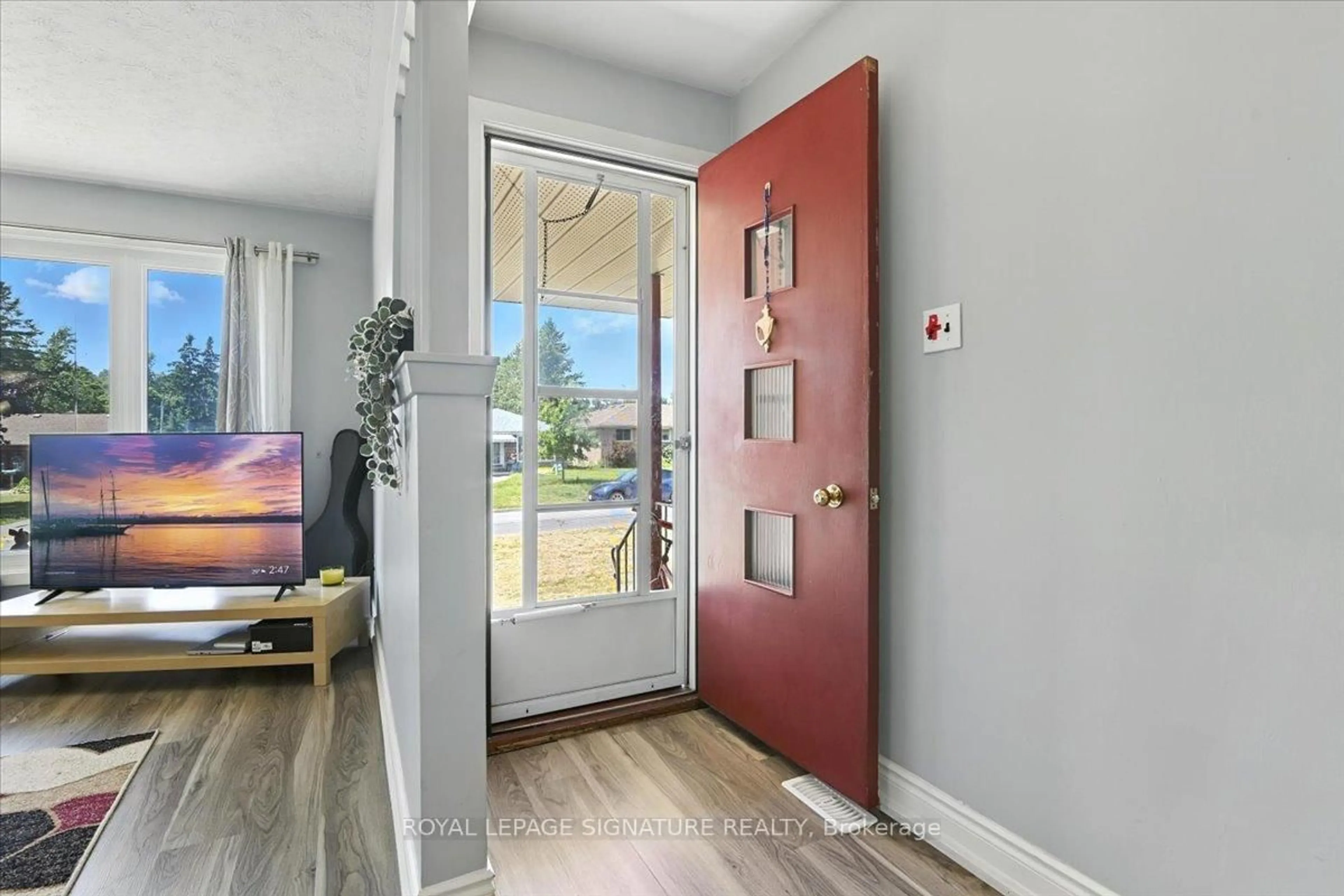 Indoor entryway for 505 Raymond St, Peterborough North Ontario K9H 5M7