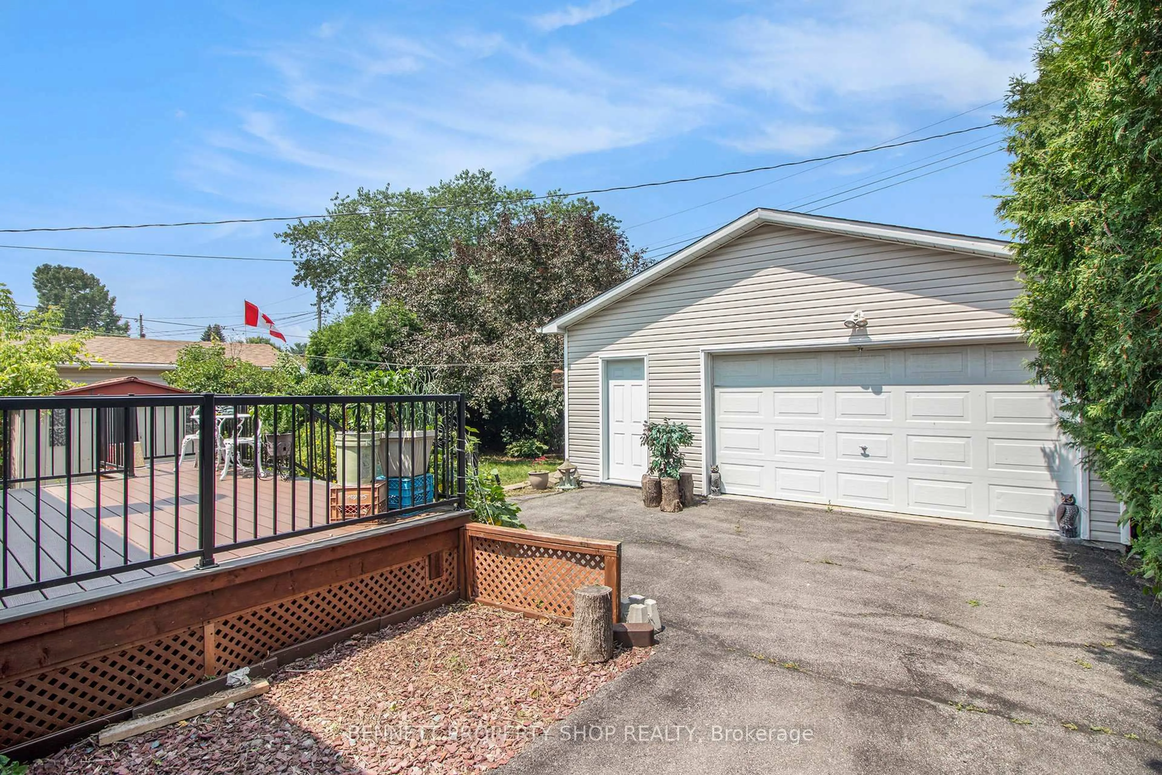 A pic from outside/outdoor area/front of a property/back of a property/a pic from drone, street for 303 Gleneagles Ave, Ottawa Ontario K1E 1L7