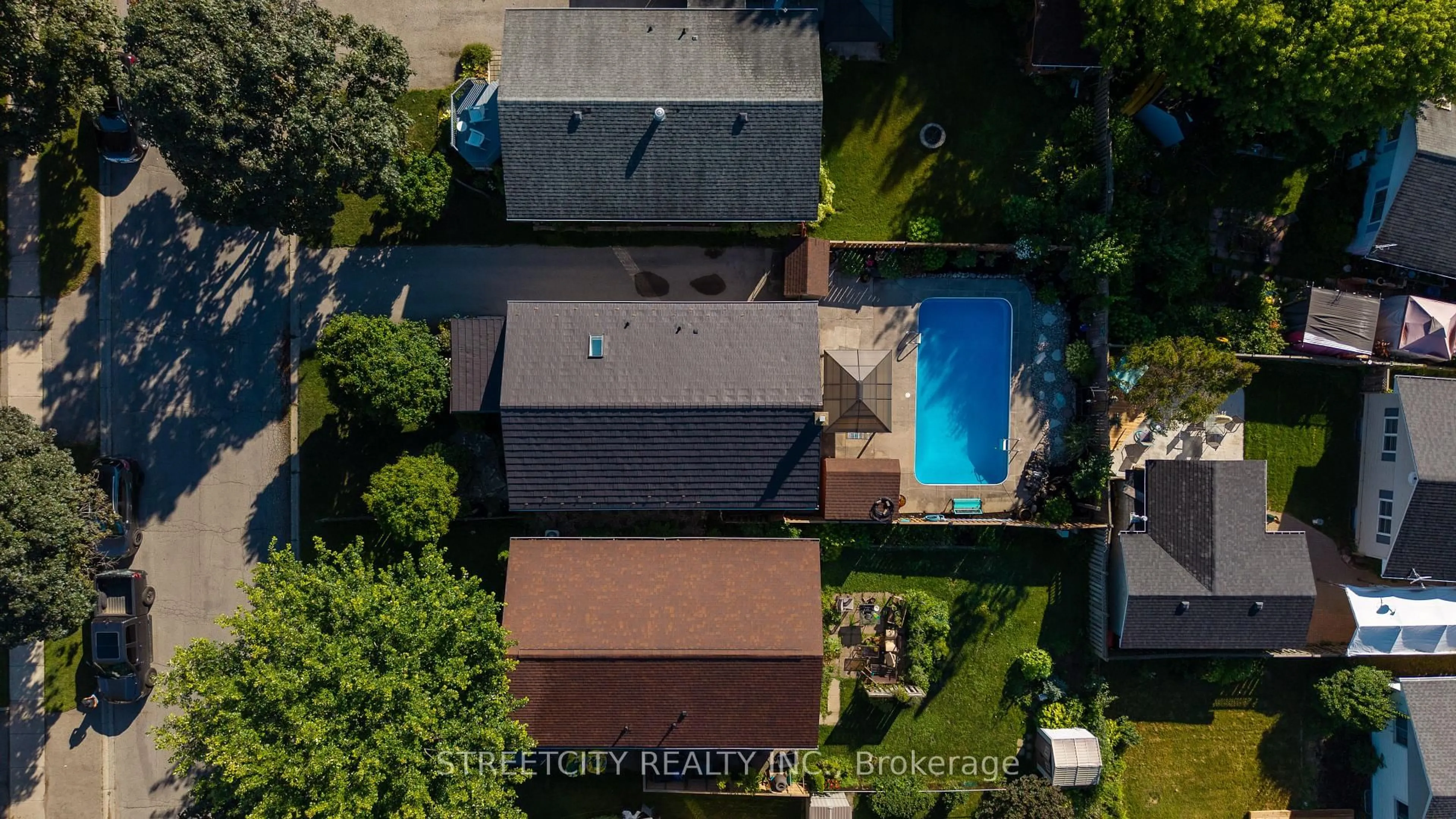 A pic from outside/outdoor area/front of a property/back of a property/a pic from drone, unknown for 23 Snowdon Cres, London South Ontario N6E 1G5