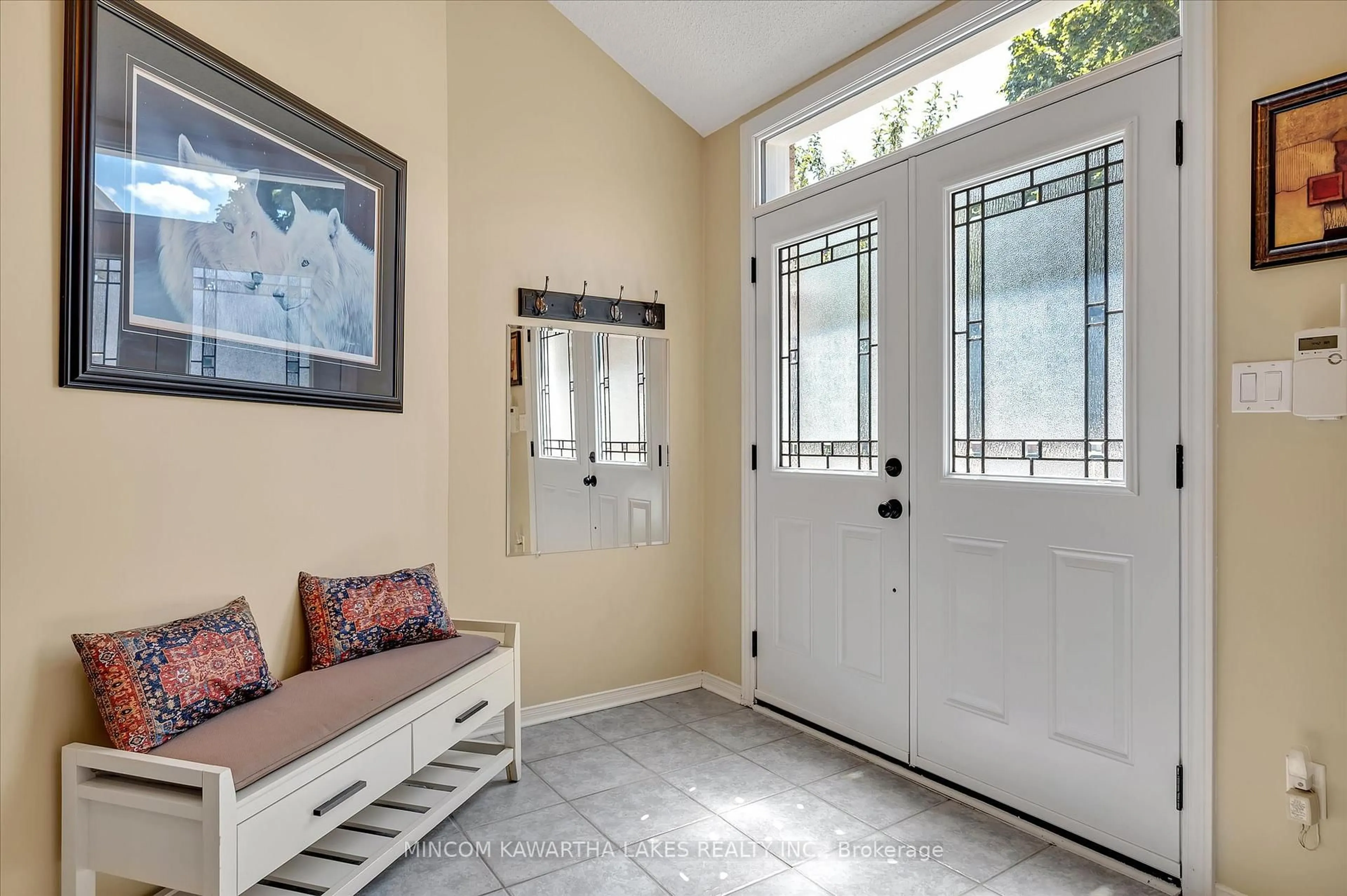 Indoor entryway for 1338 Wildlark Dr, Peterborough West Ontario K9K 2J4