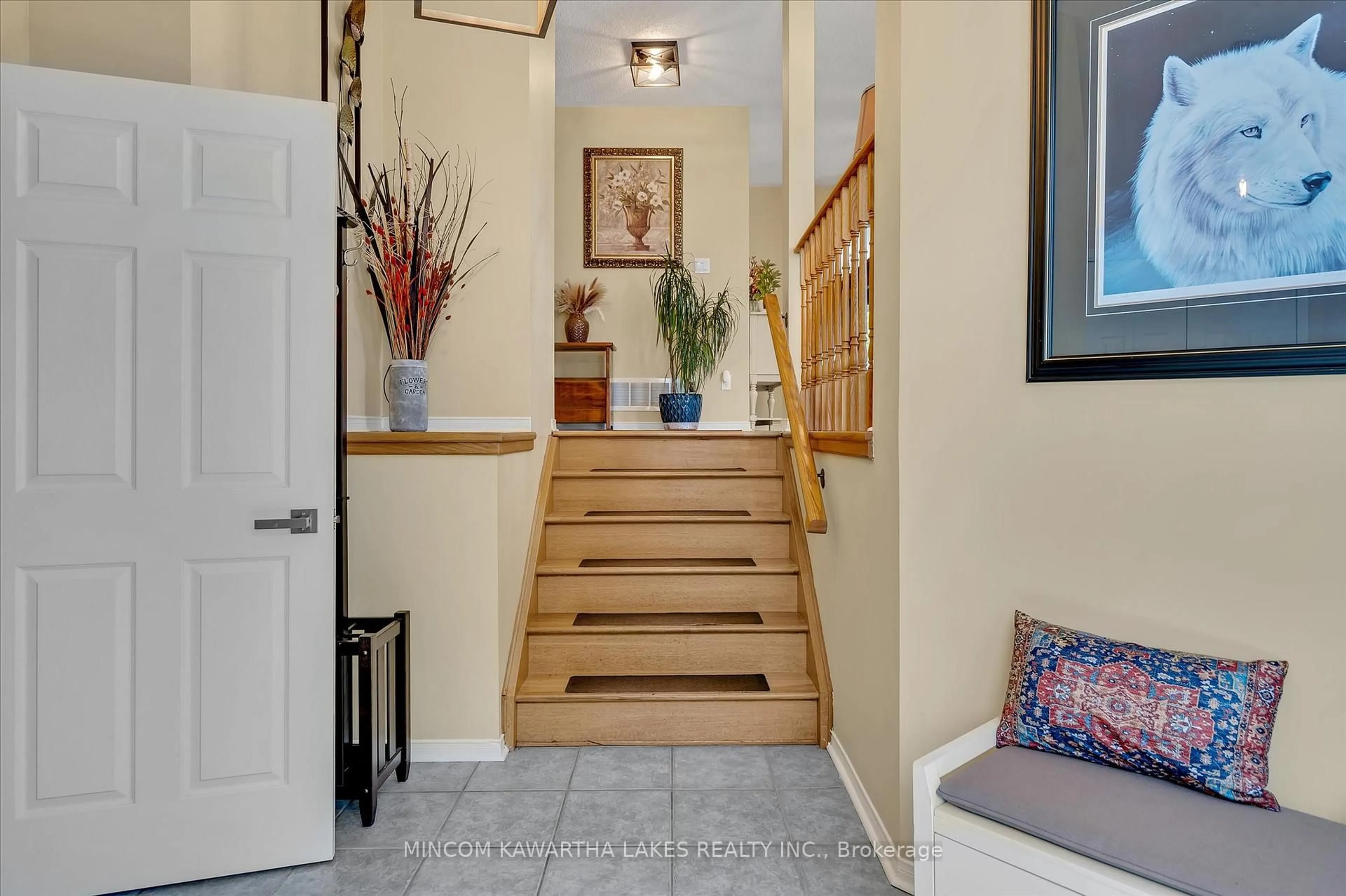 Indoor entryway for 1338 Wildlark Dr, Peterborough West Ontario K9K 2J4