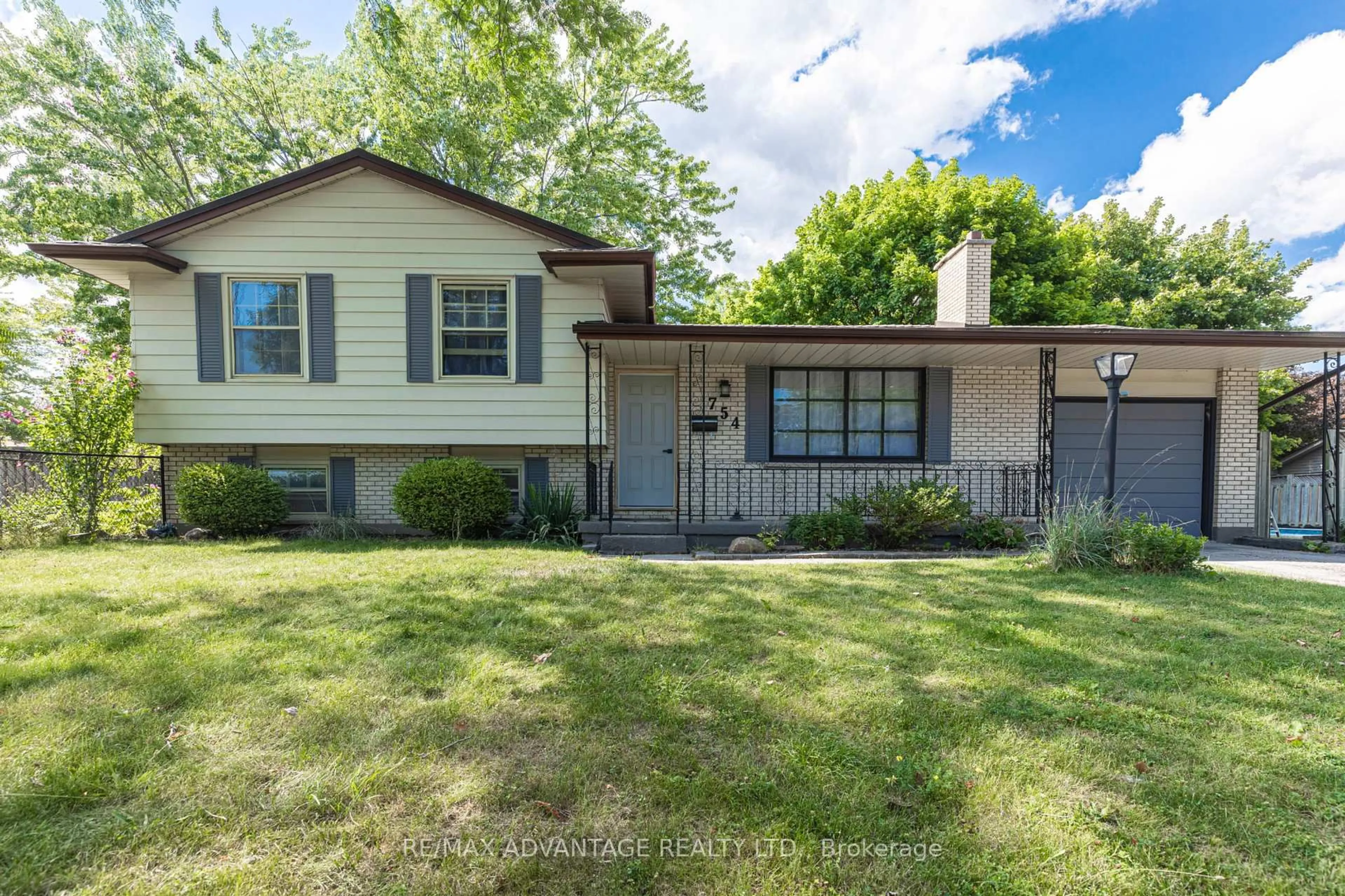 Home with vinyl exterior material, street for 754 Notre Dame Dr, London South Ontario N6J 3B6