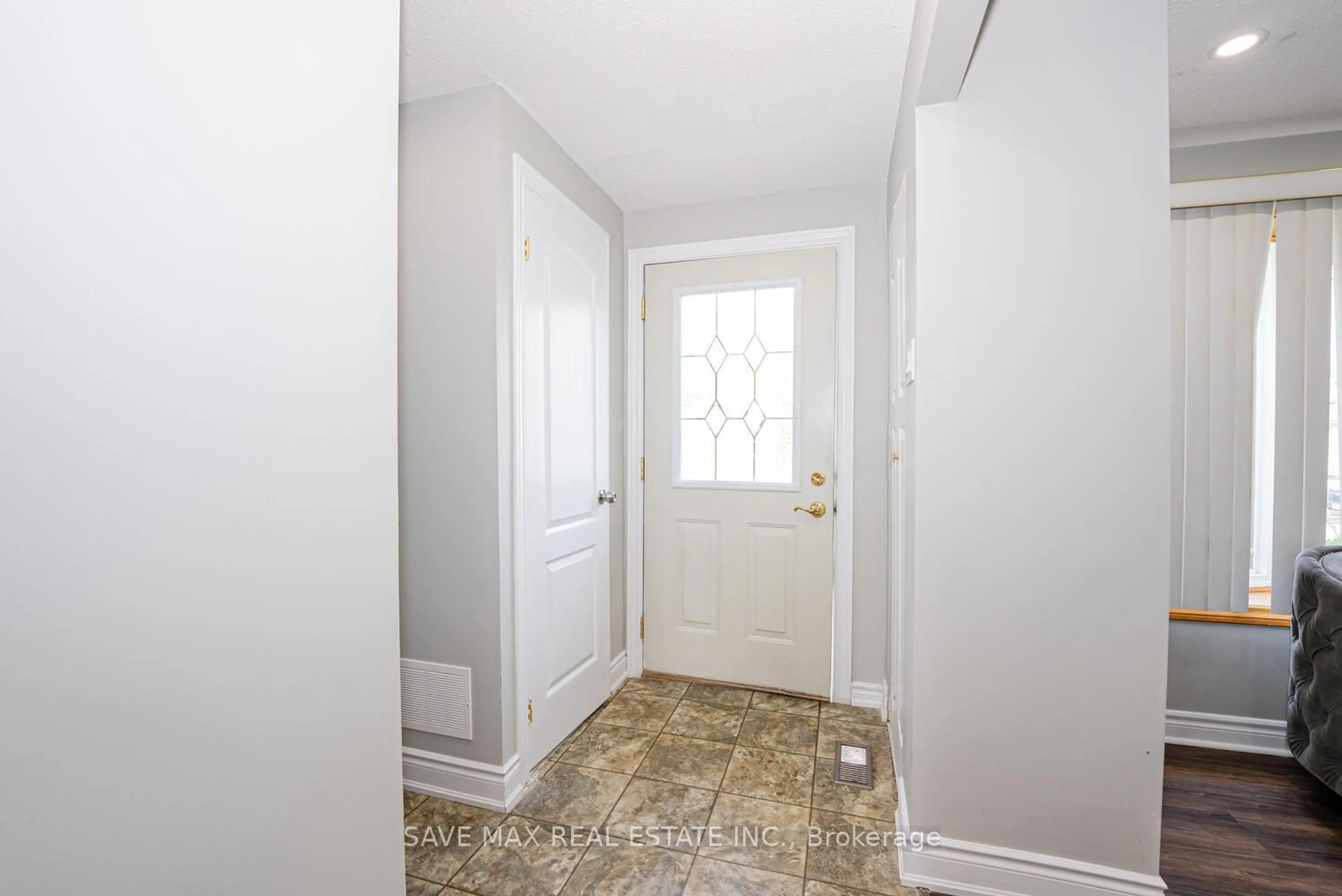 Indoor entryway for 88 Harcourt Cres, Kitchener Ontario N2P 1K9