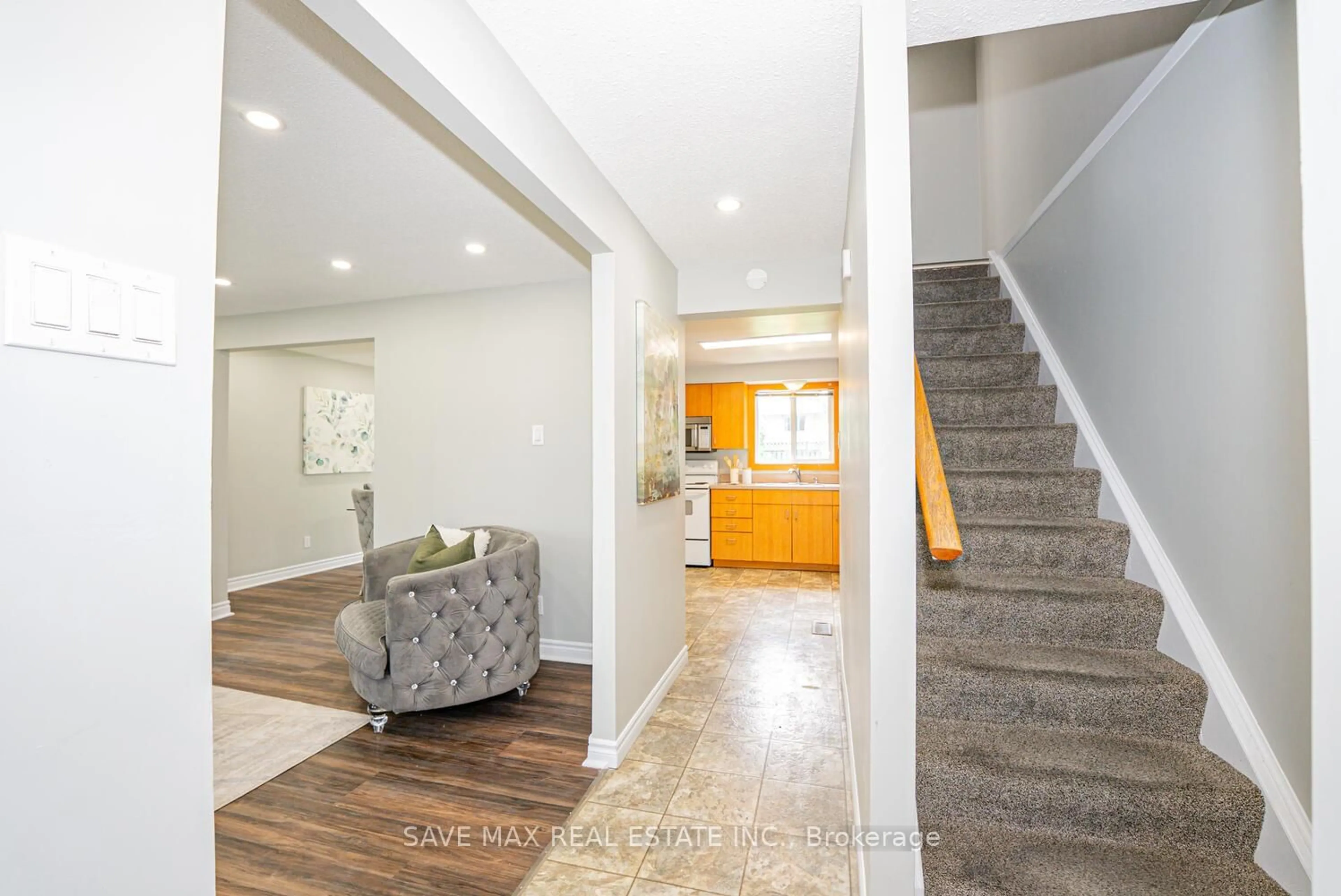 Indoor entryway for 88 Harcourt Cres, Kitchener Ontario N2P 1K9