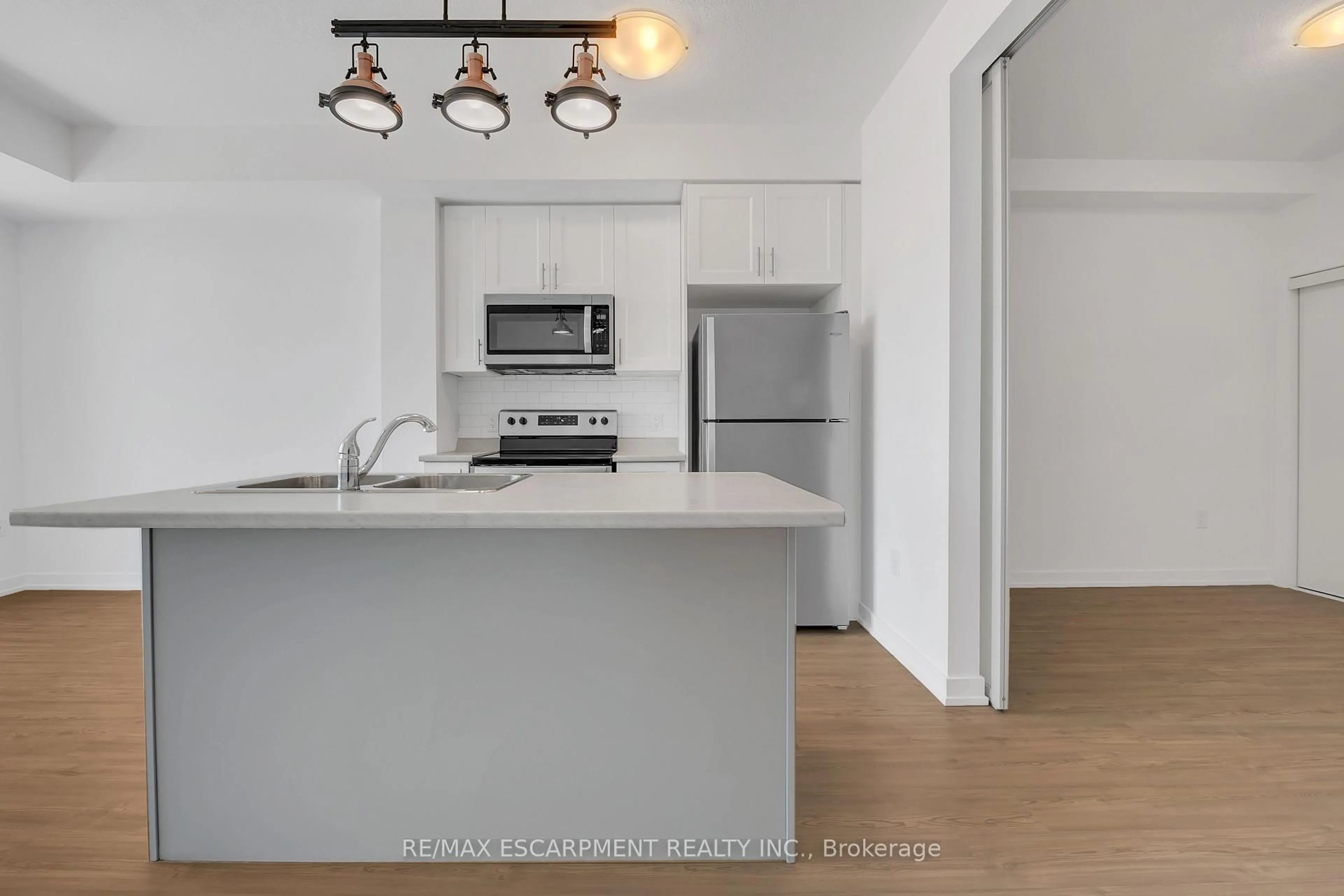 Standard kitchen, unknown for 450 Dundas St #319, Hamilton Ontario L8B 1Z2