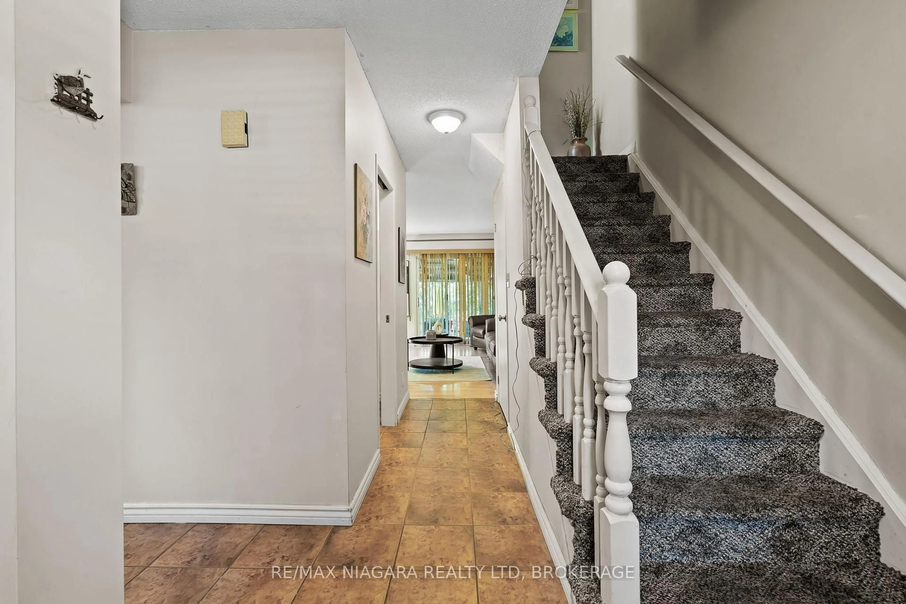 Indoor foyer for 6555 Malibu Dr, Niagara Falls Ontario L2H 2W3