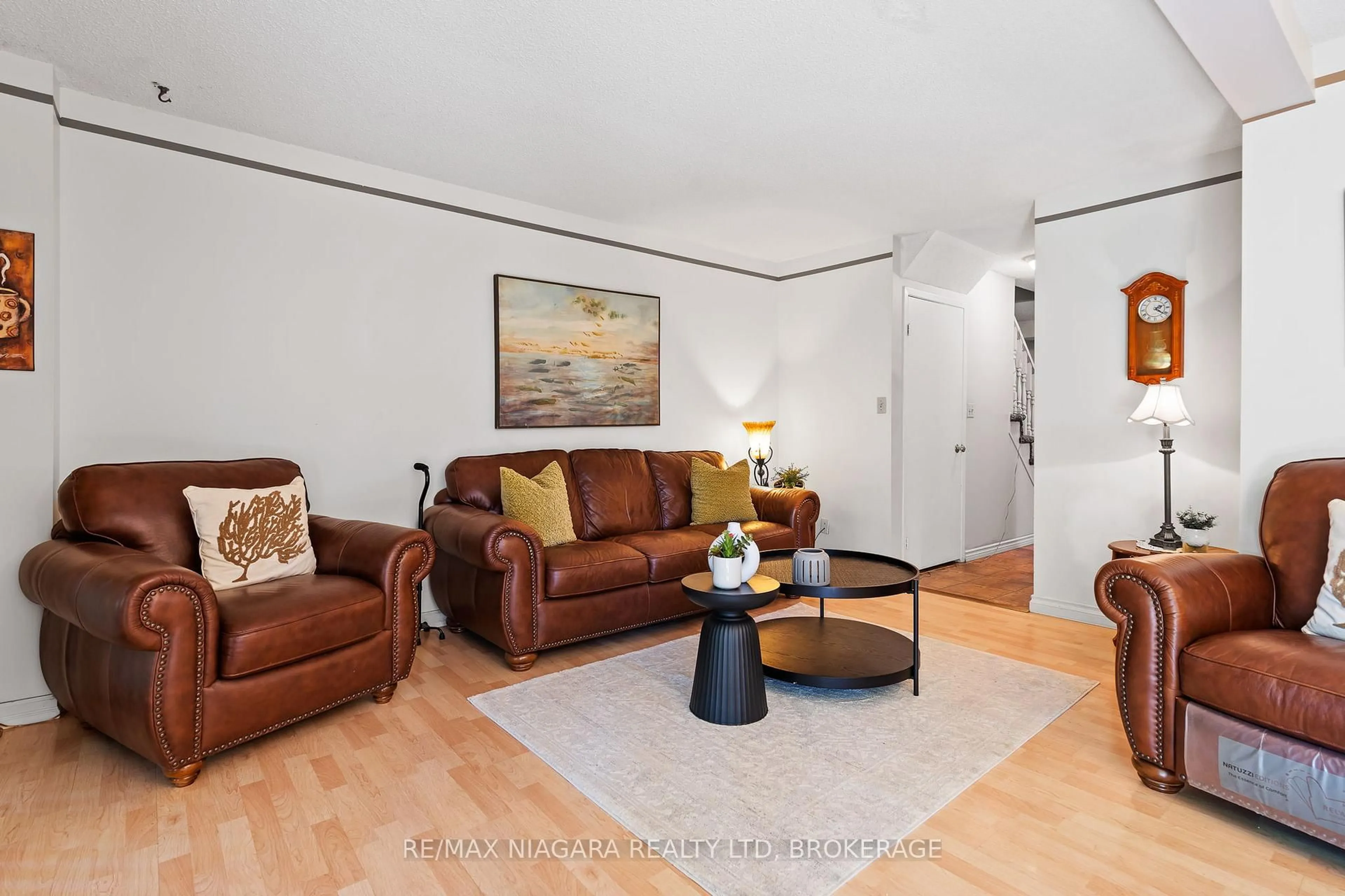 Living room with furniture, unknown for 6555 Malibu Dr, Niagara Falls Ontario L2H 2W3