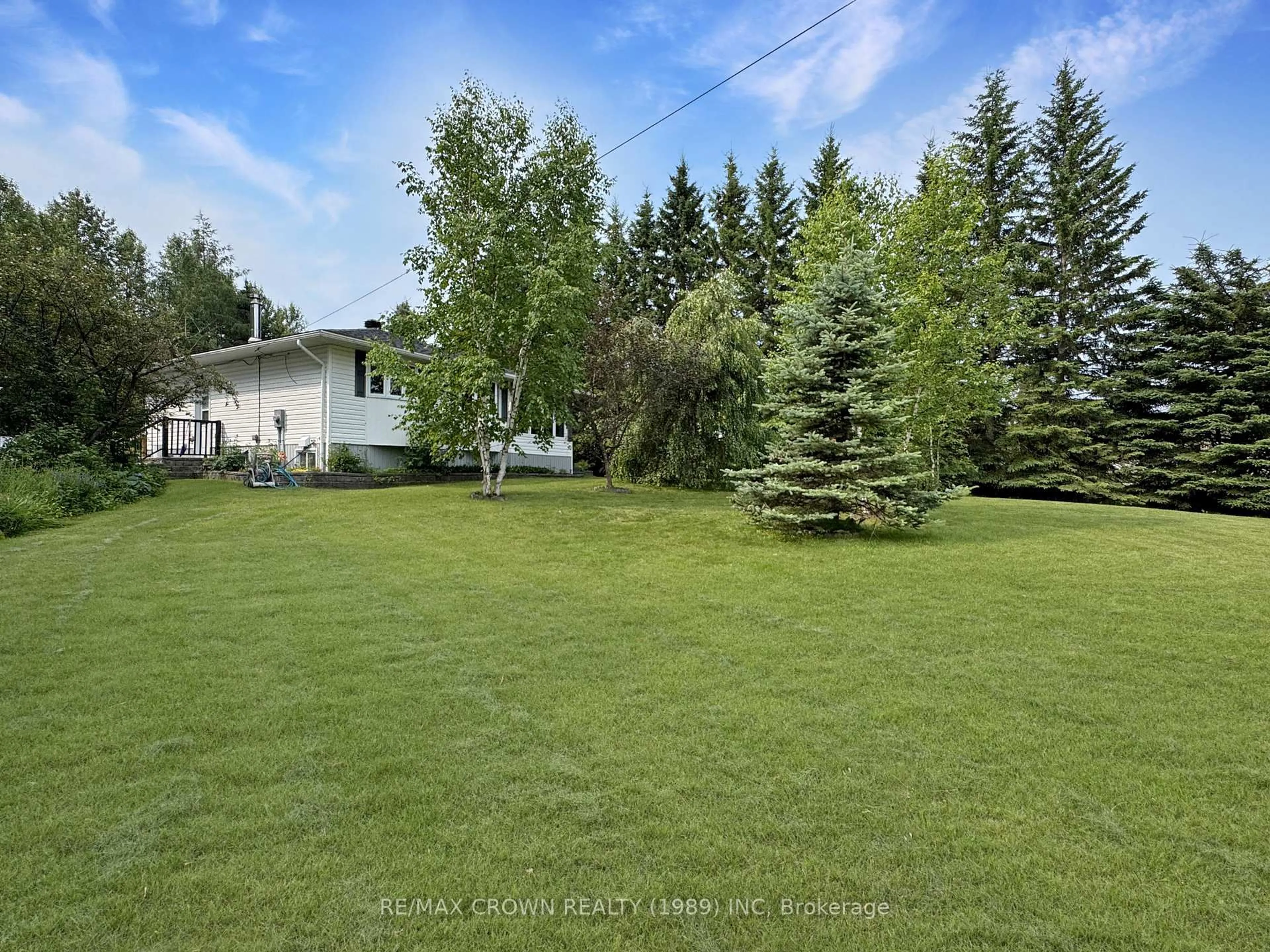 A pic from outside/outdoor area/front of a property/back of a property/a pic from drone, unknown for 220 Third Ave, Hornepayne Ontario P0M 1Z0